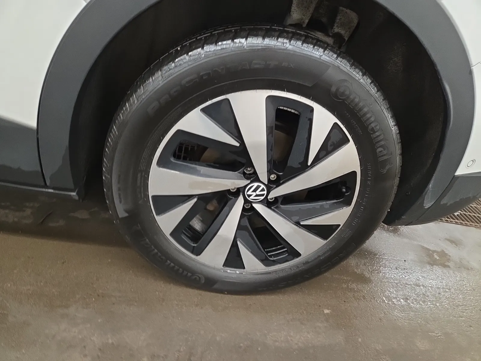 Left Rear Wheel/Tire Photo
