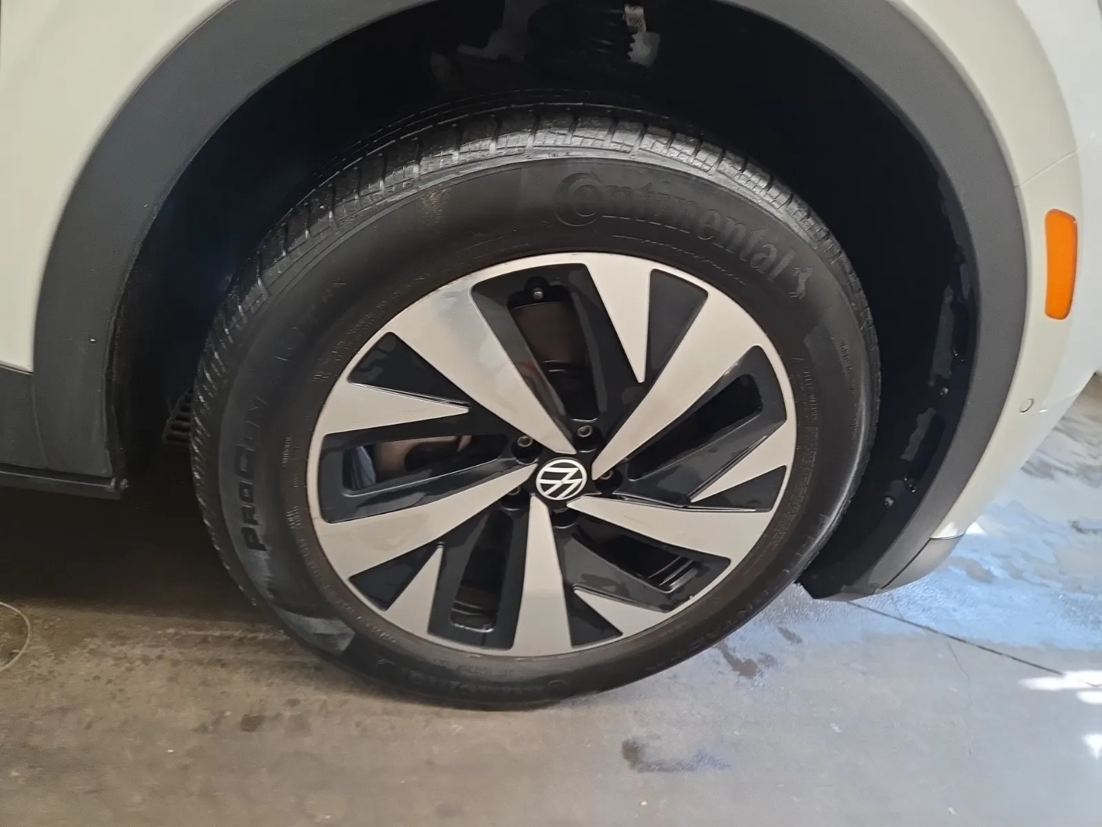 Right Front Wheel/Tire Photo