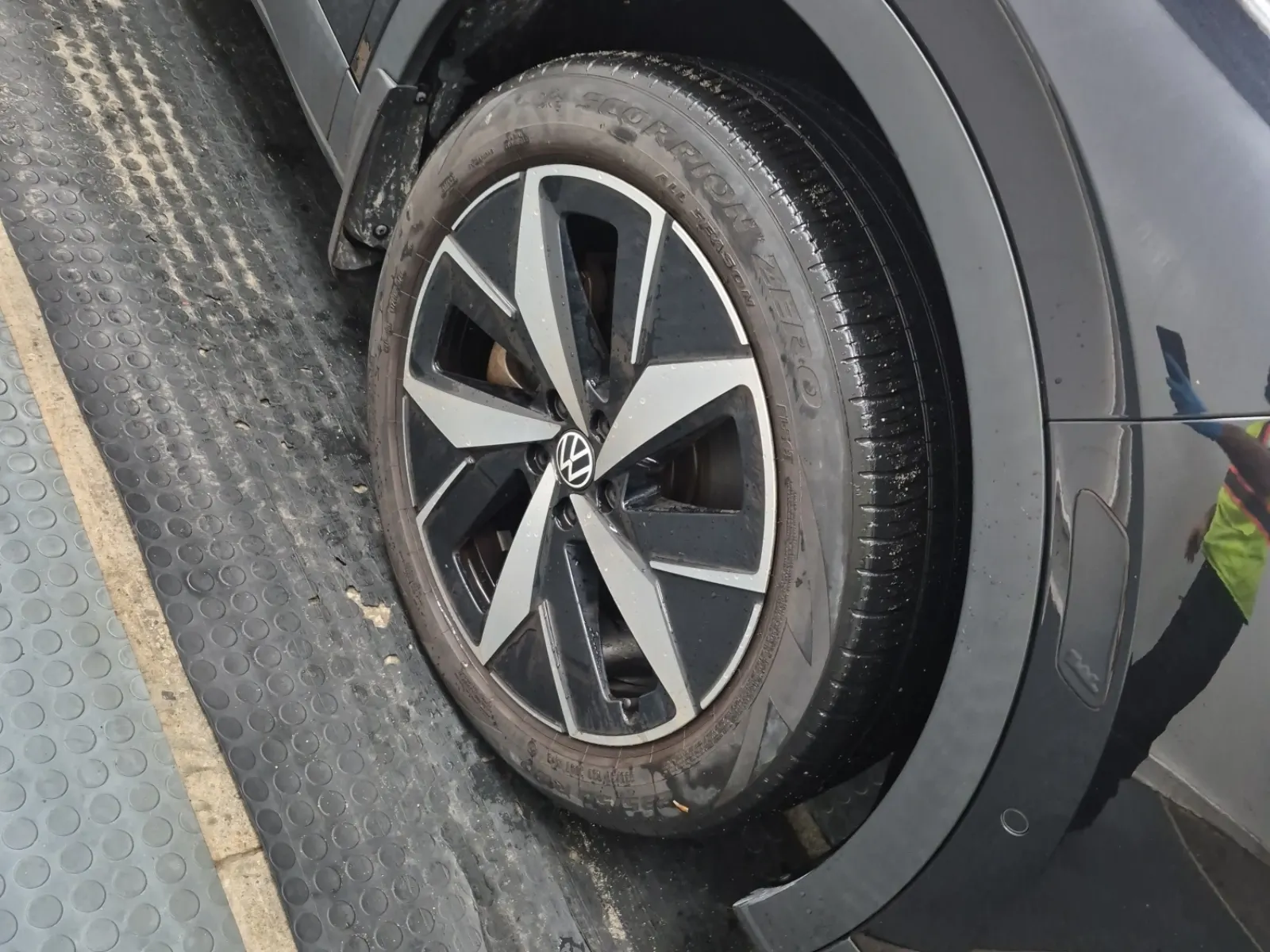 Right Front Wheel/Tire Photo