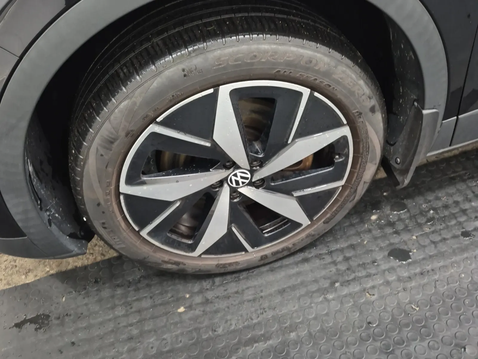 Front driver wheel/tire photo