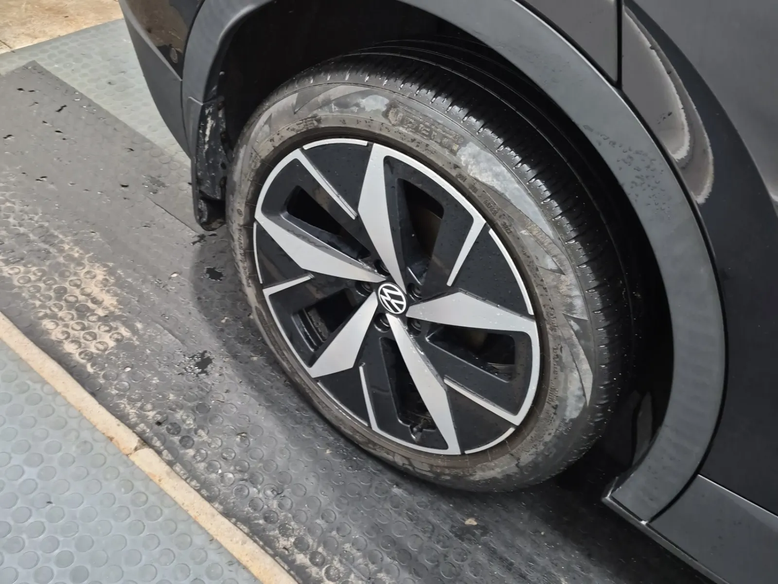 Right Rear Wheel/Tire Photo