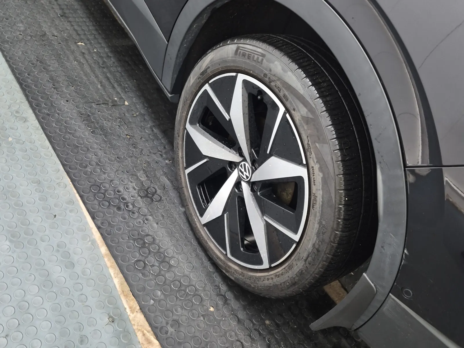 Left Rear Wheel/Tire Photo