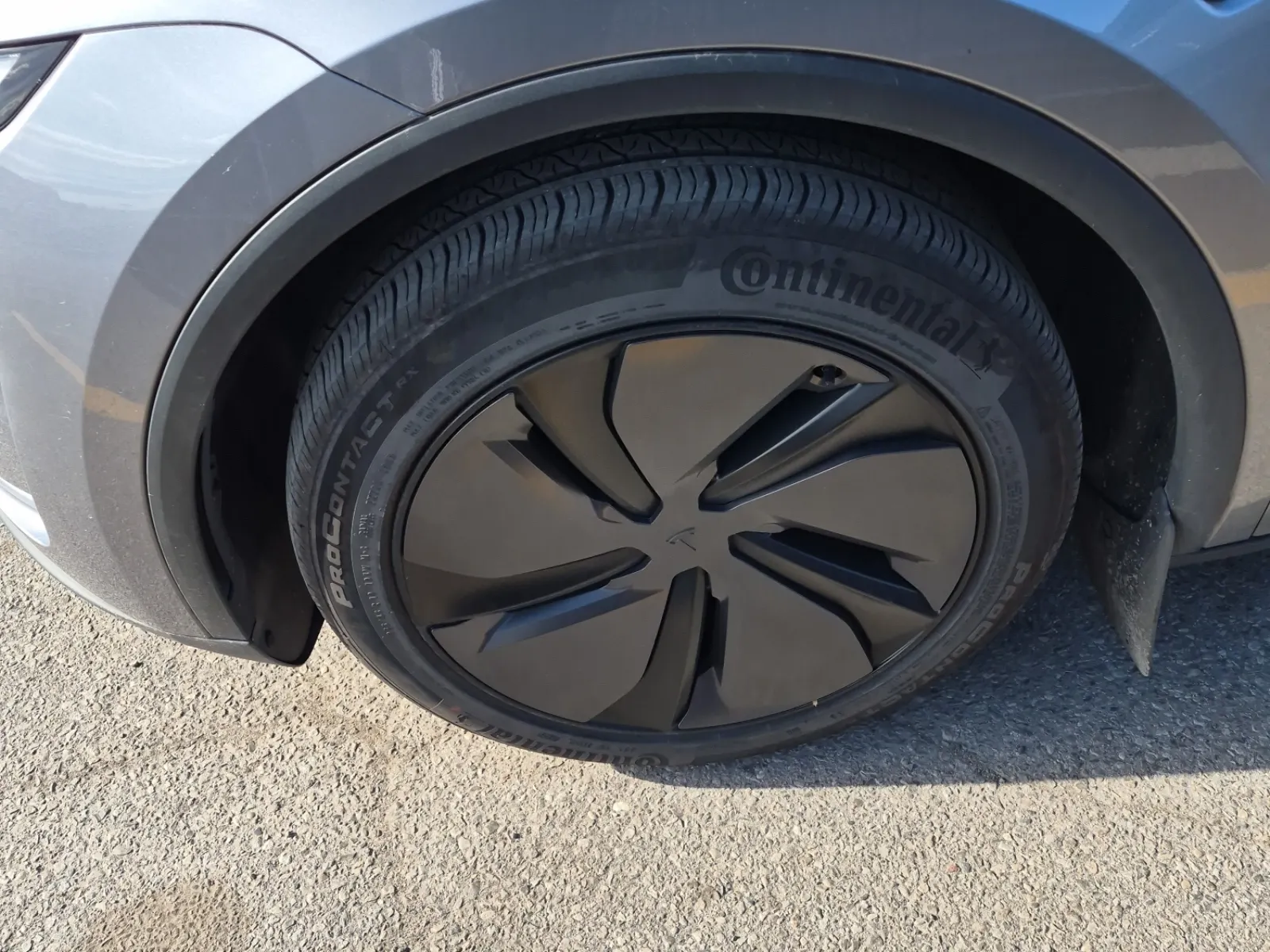 Front driver wheel/tire photo