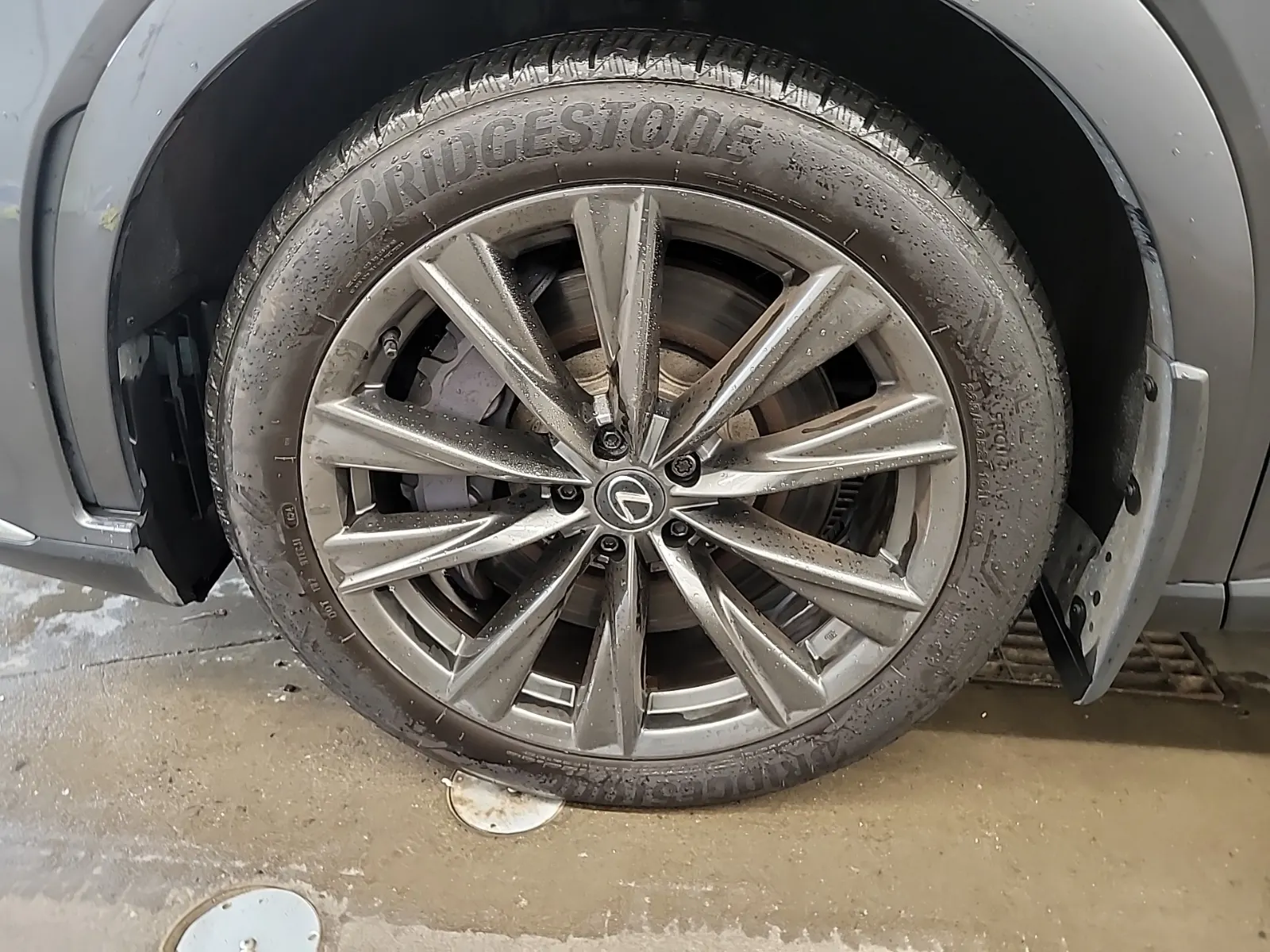 Front driver wheel/tire photo