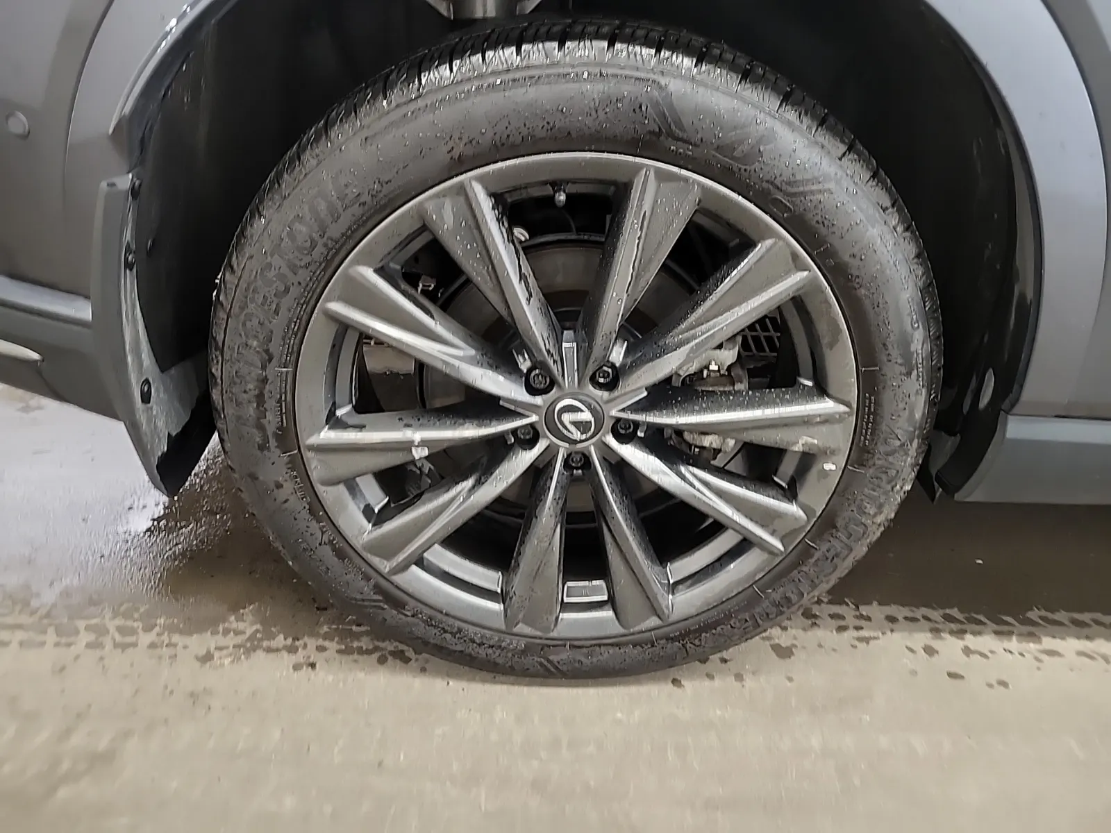 Right Rear Wheel/Tire Photo