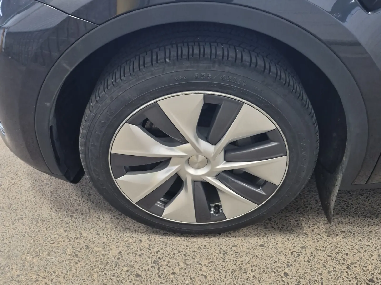 Front driver wheel/tire photo