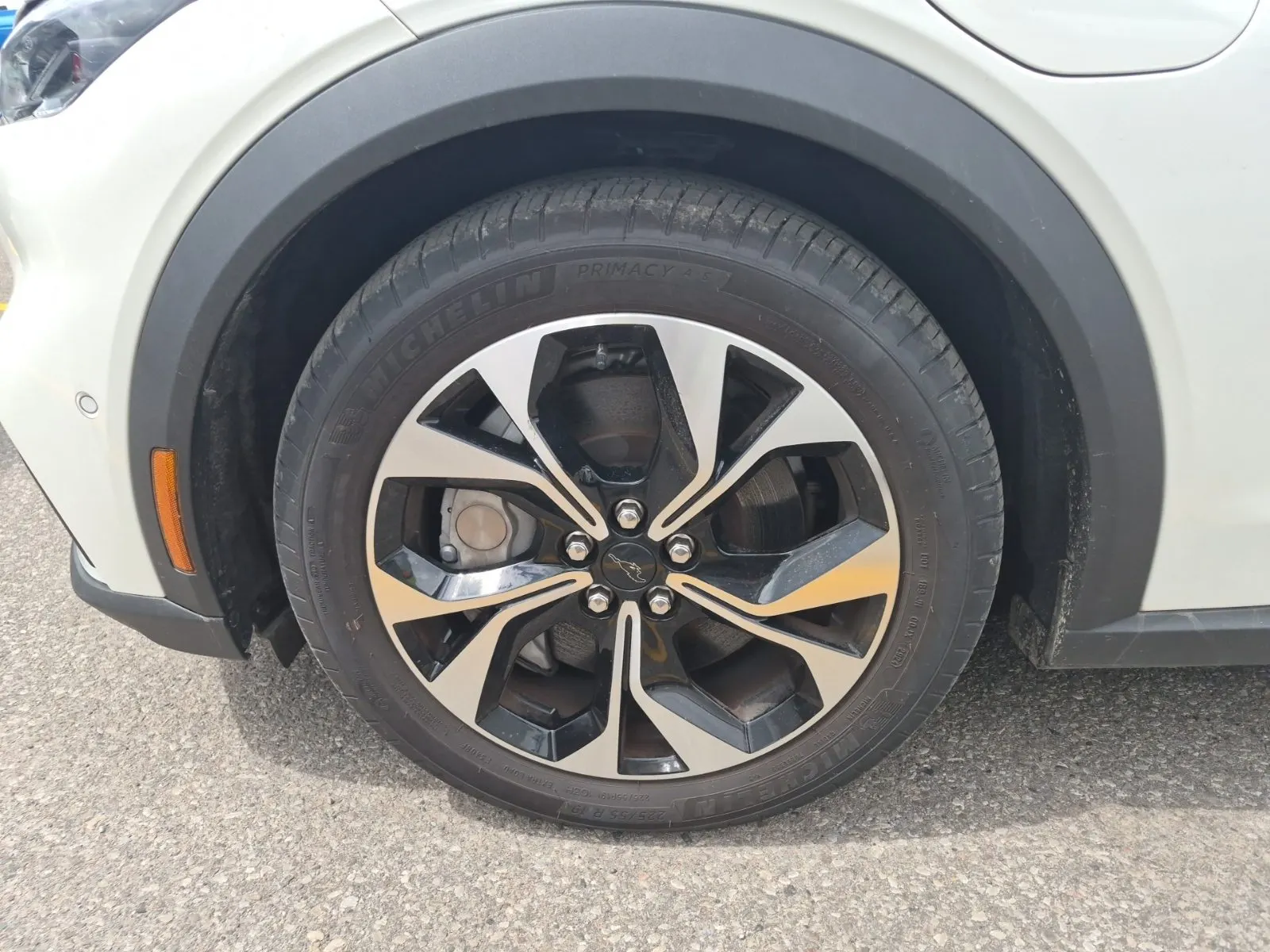 Front driver wheel/tire photo