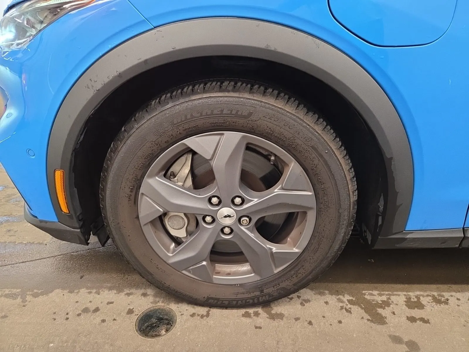 Front driver wheel/tire photo