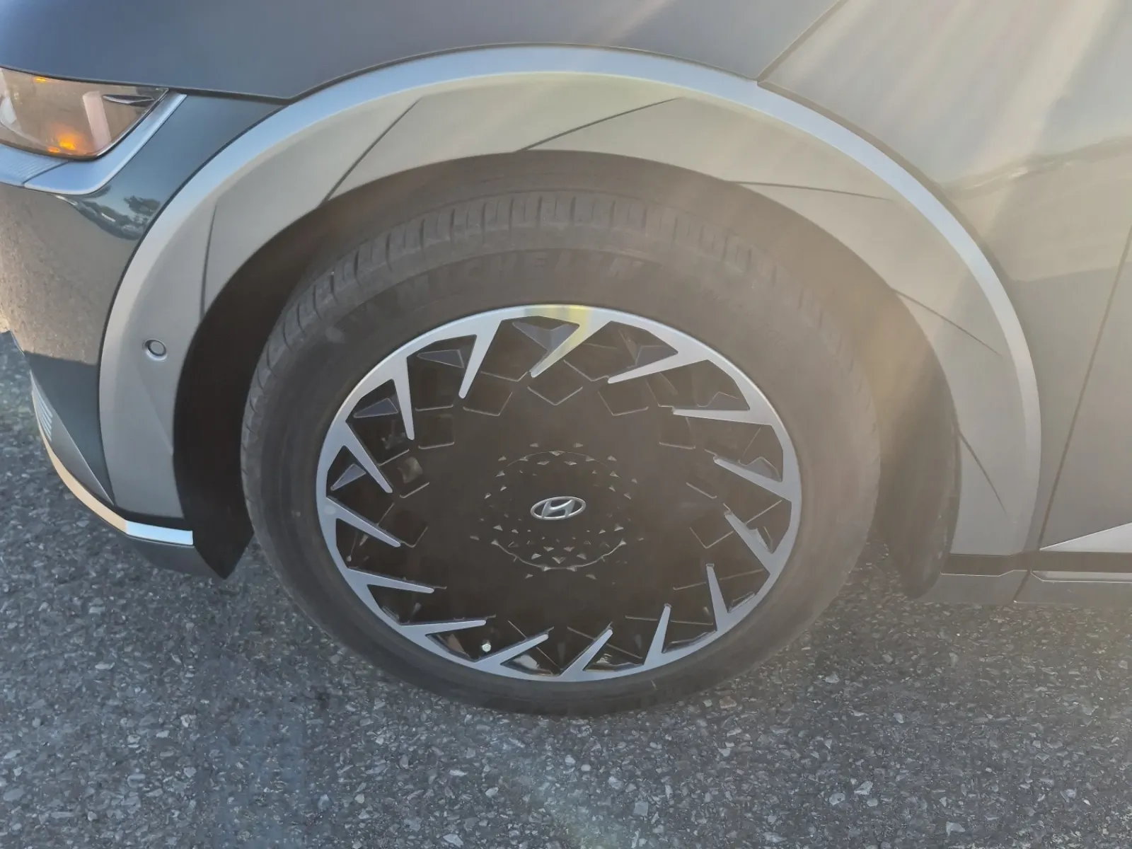 Front driver wheel/tire photo
