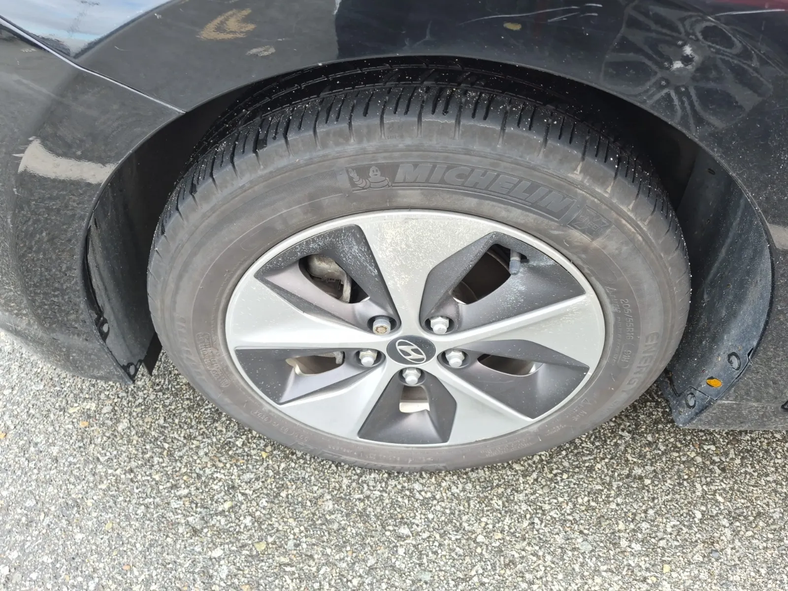 Front driver wheel/tire photo