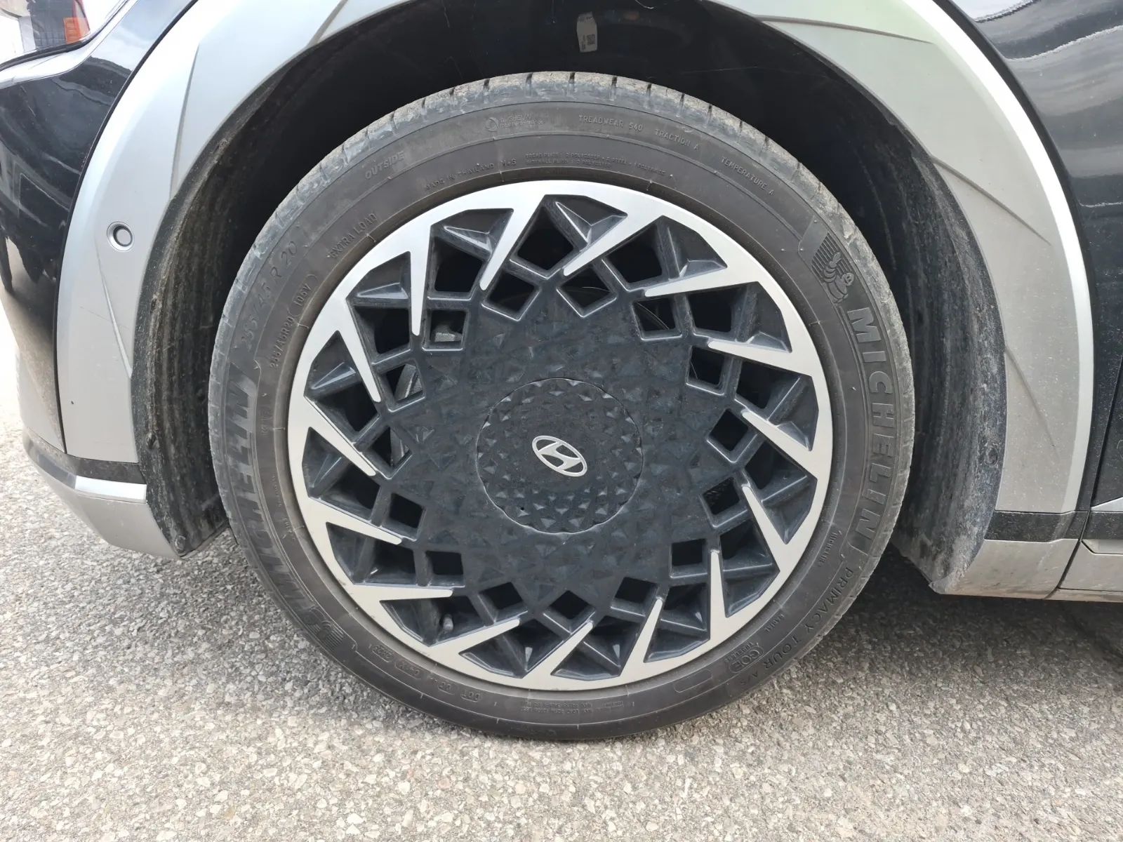 Front driver wheel/tire photo