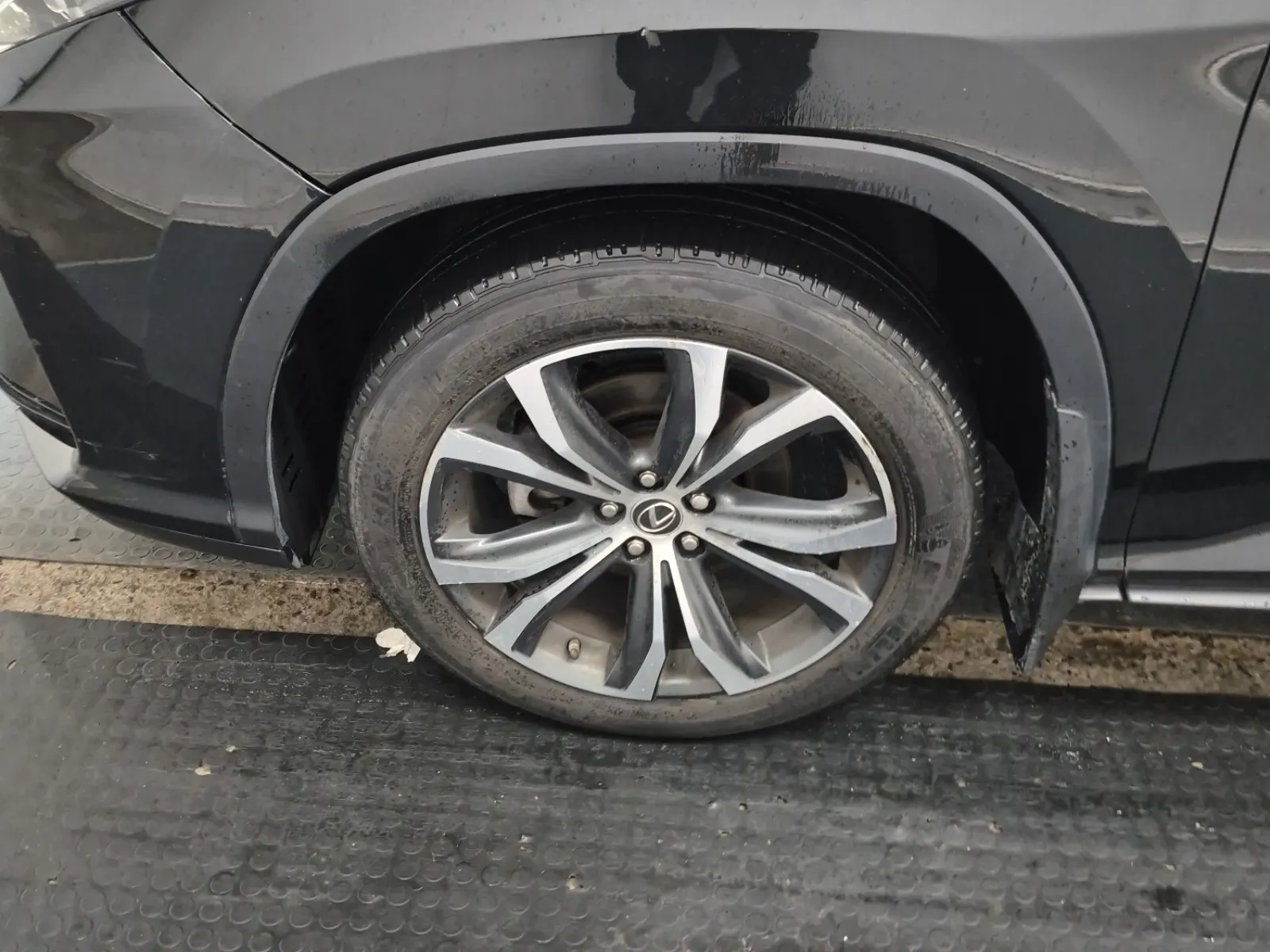 Front driver wheel/tire photo