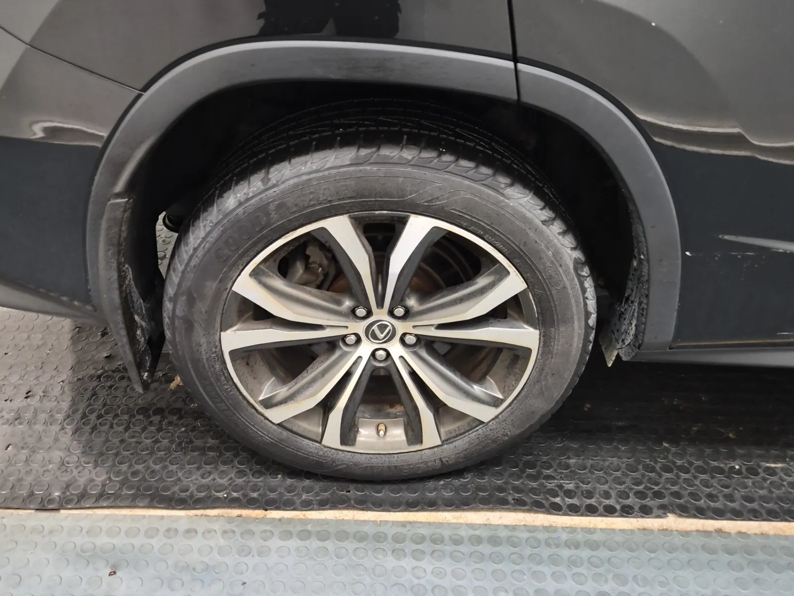 Right Rear Wheel/Tire Photo