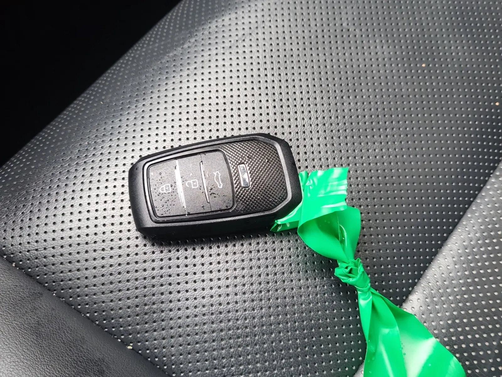 Keys/Fobs/Manual Photo