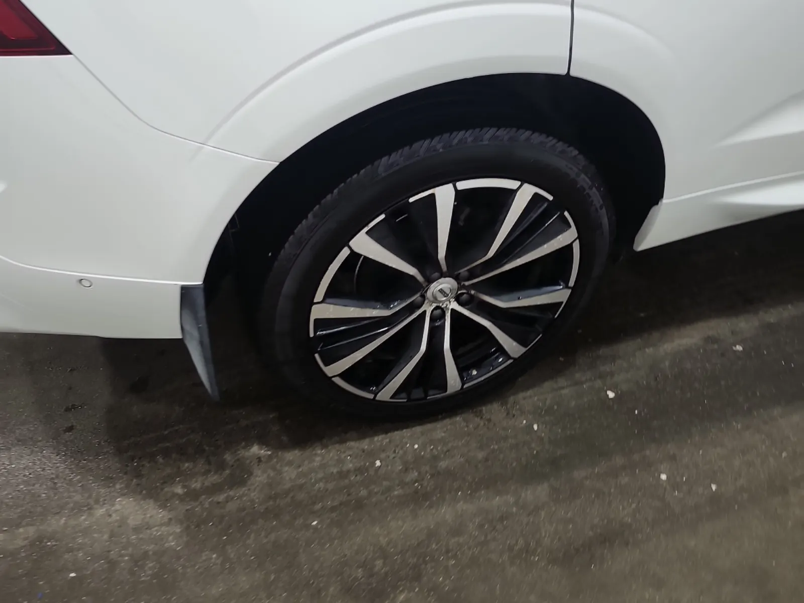 Right Rear Wheel/Tire Photo