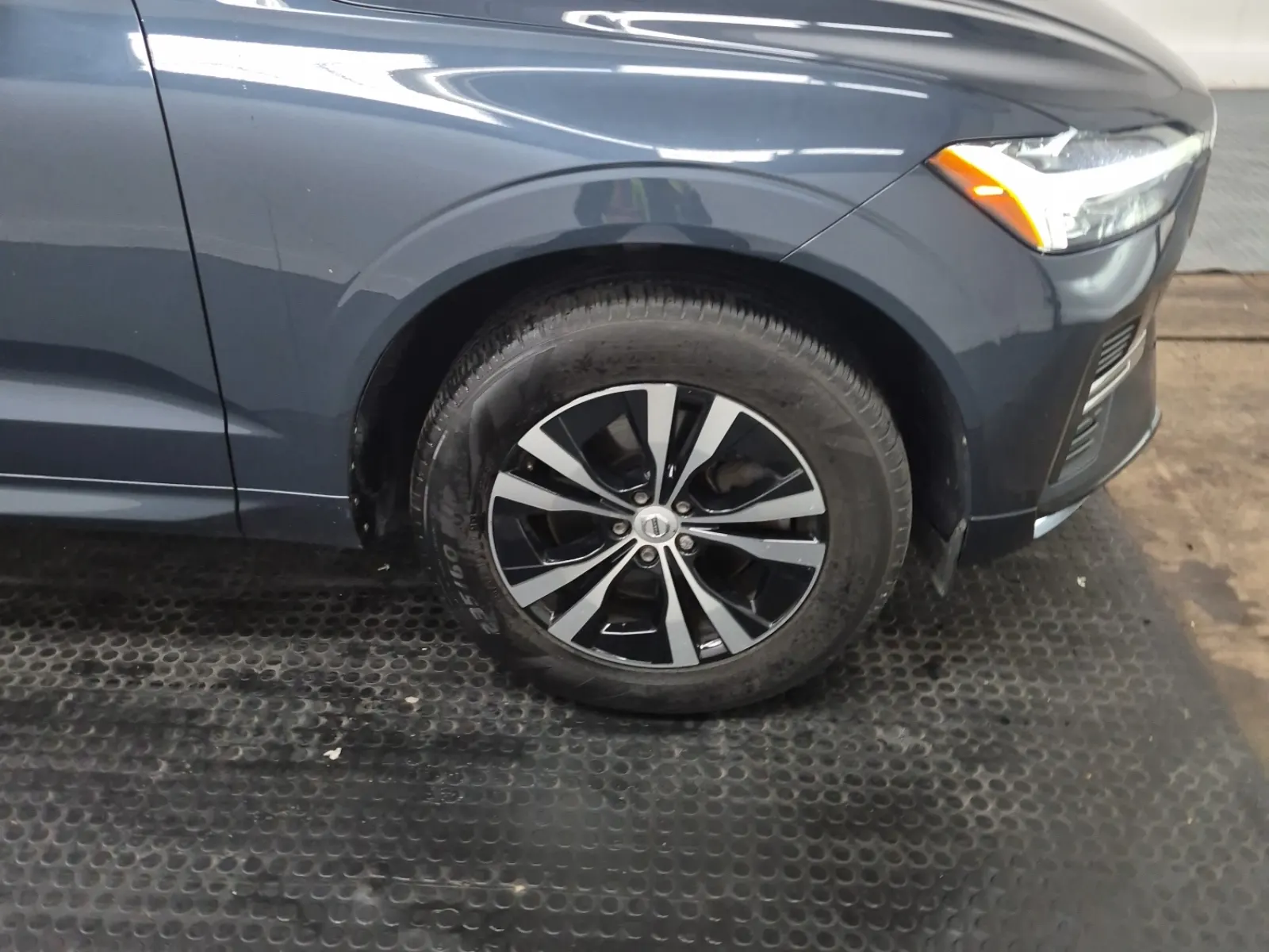 Right Front Wheel/Tire Photo