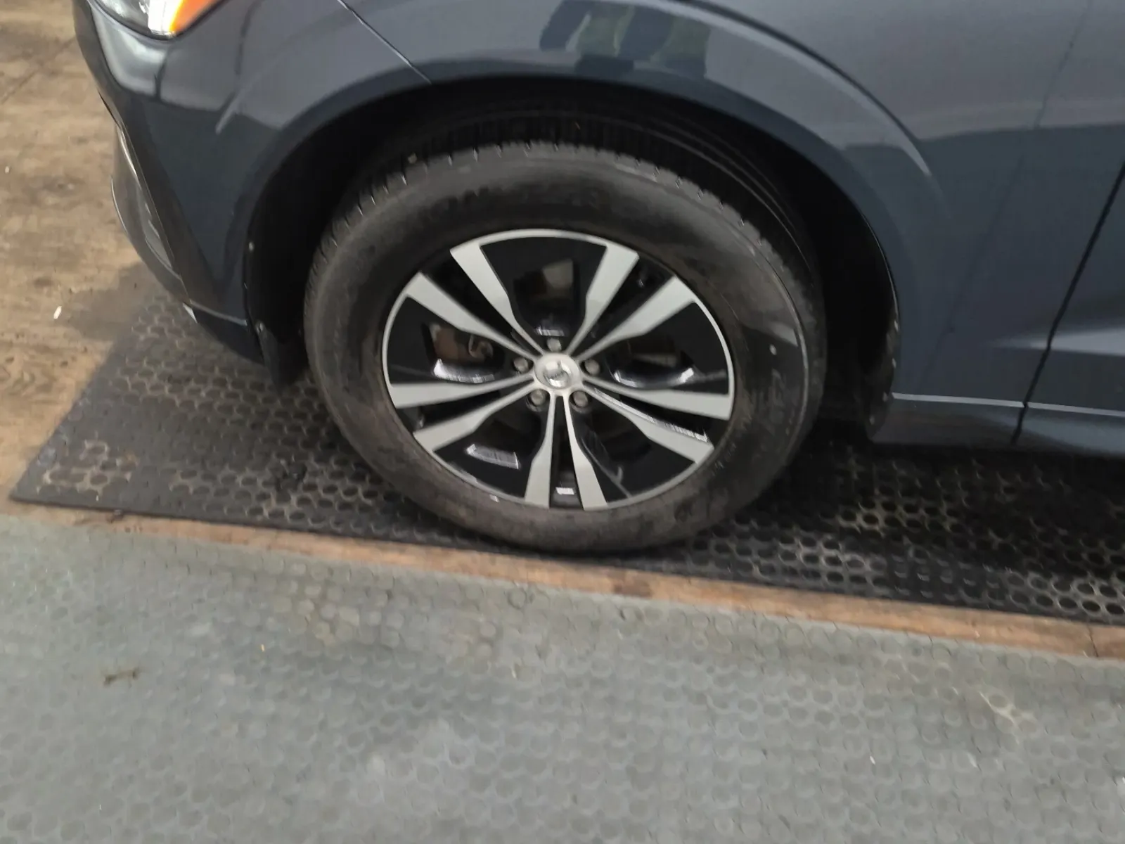 Front driver wheel/tire photo