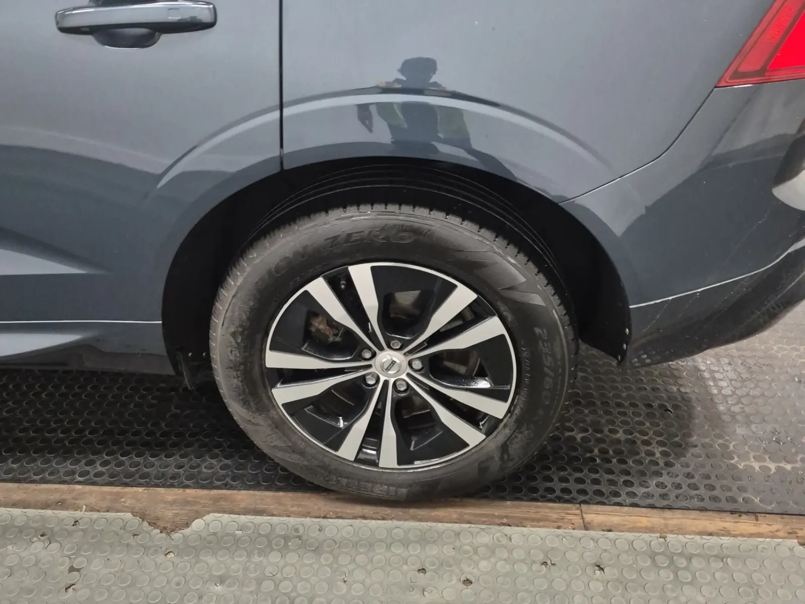 Left Rear Wheel/Tire Photo