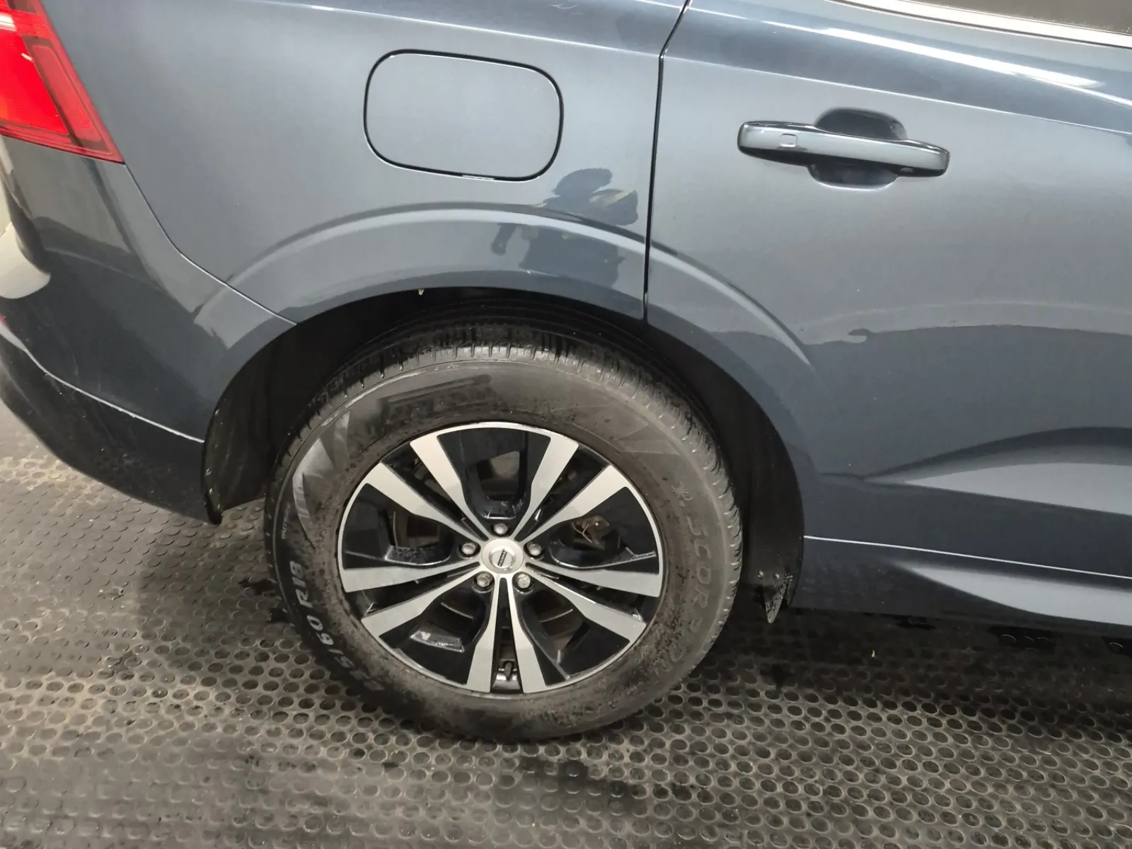 Right Rear Wheel/Tire Photo