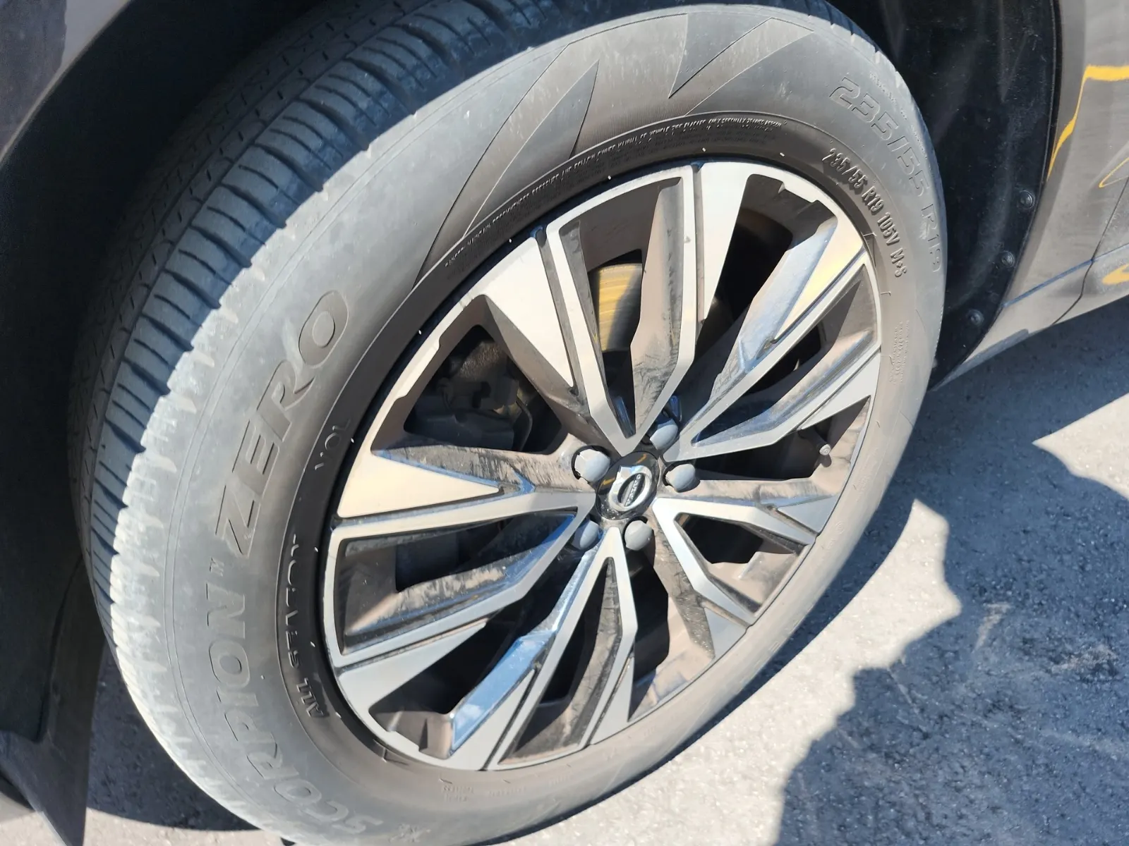 Front driver wheel/tire photo