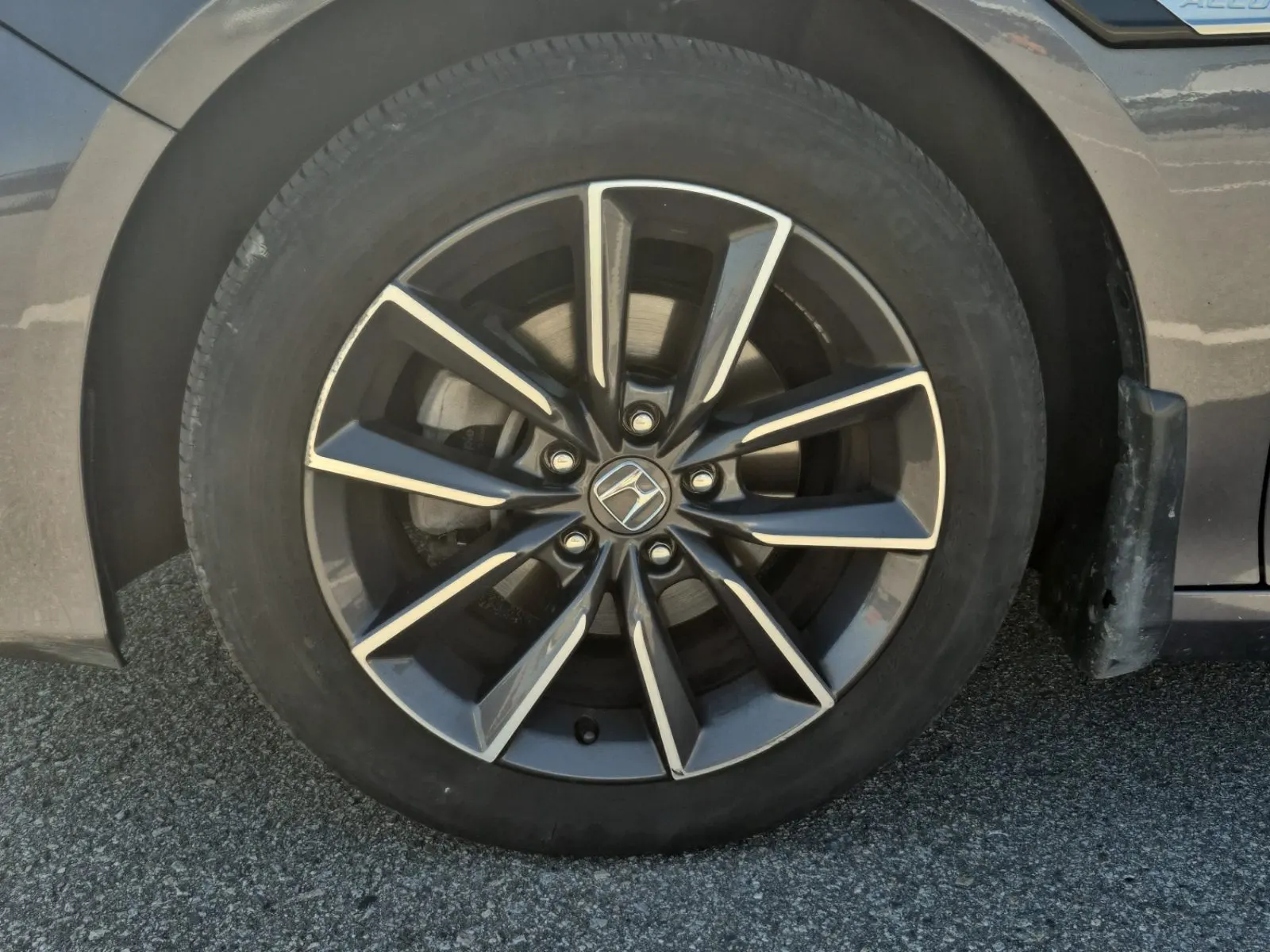 Front driver wheel/tire photo