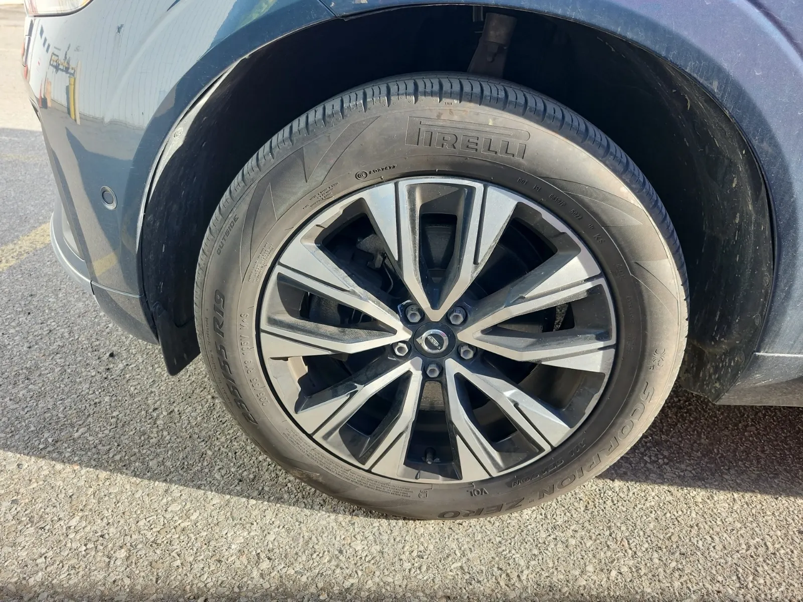 Front driver wheel/tire photo