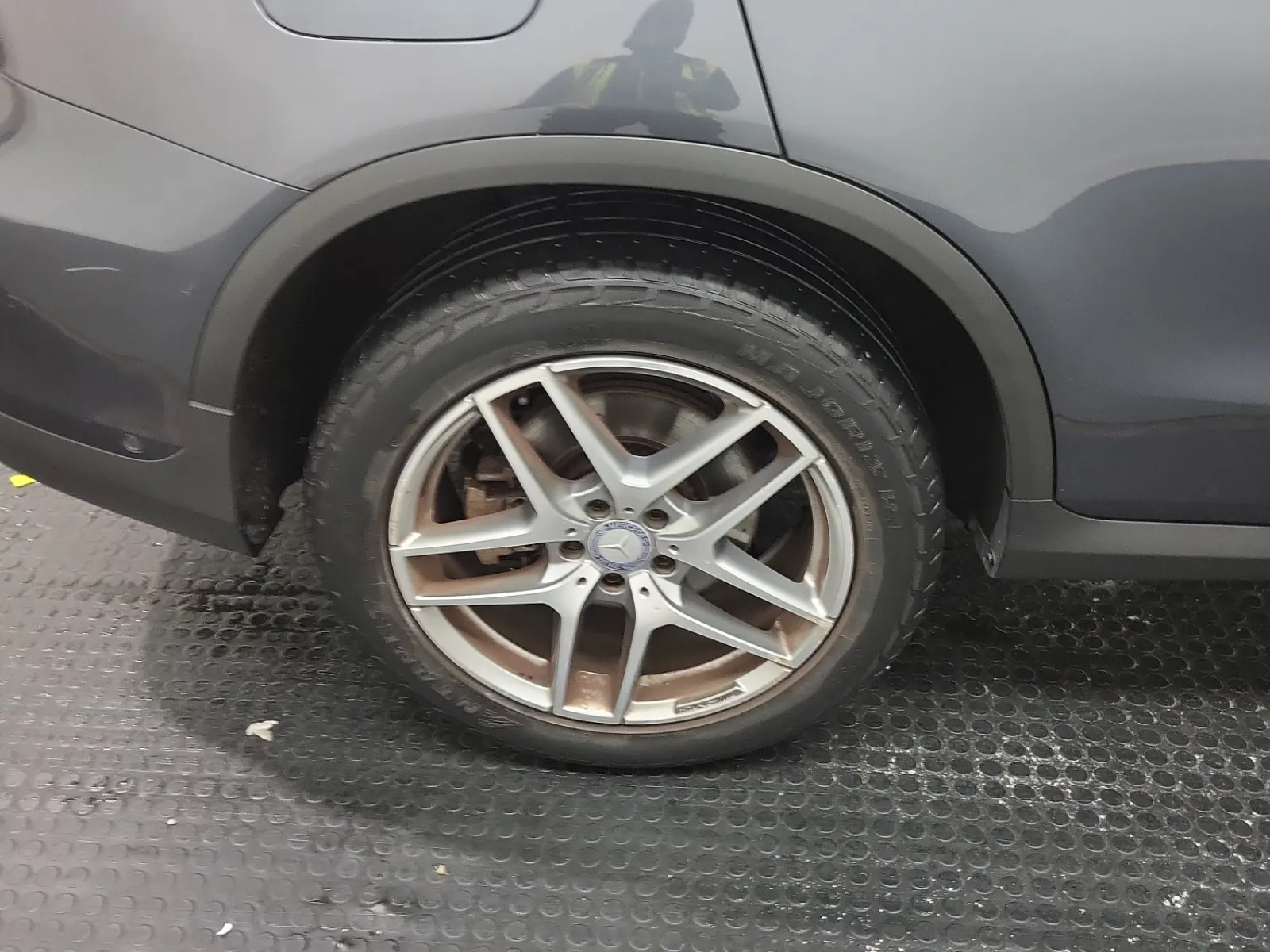 Right Rear Wheel/Tire Photo
