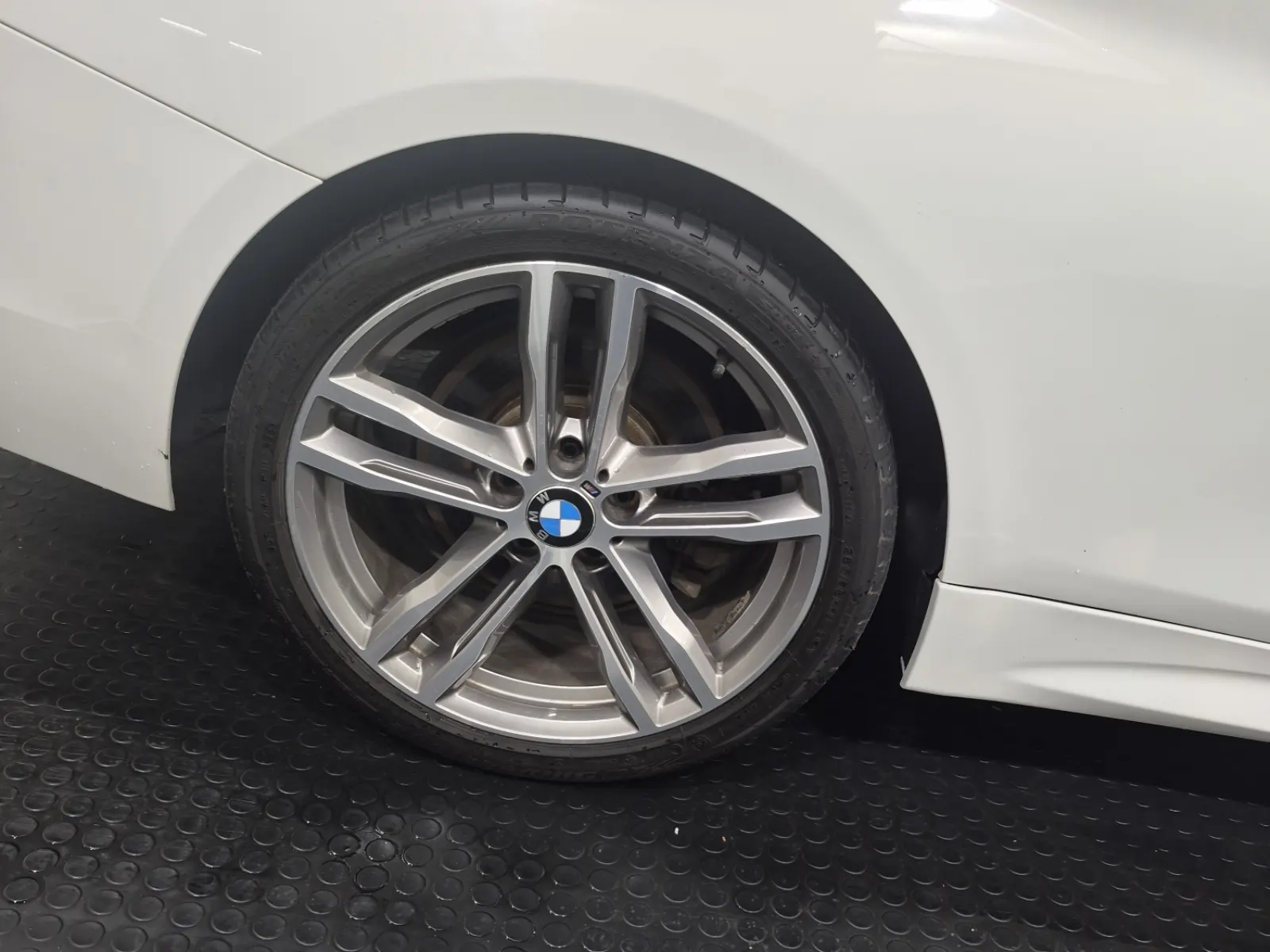 Right Rear Wheel/Tire Photo