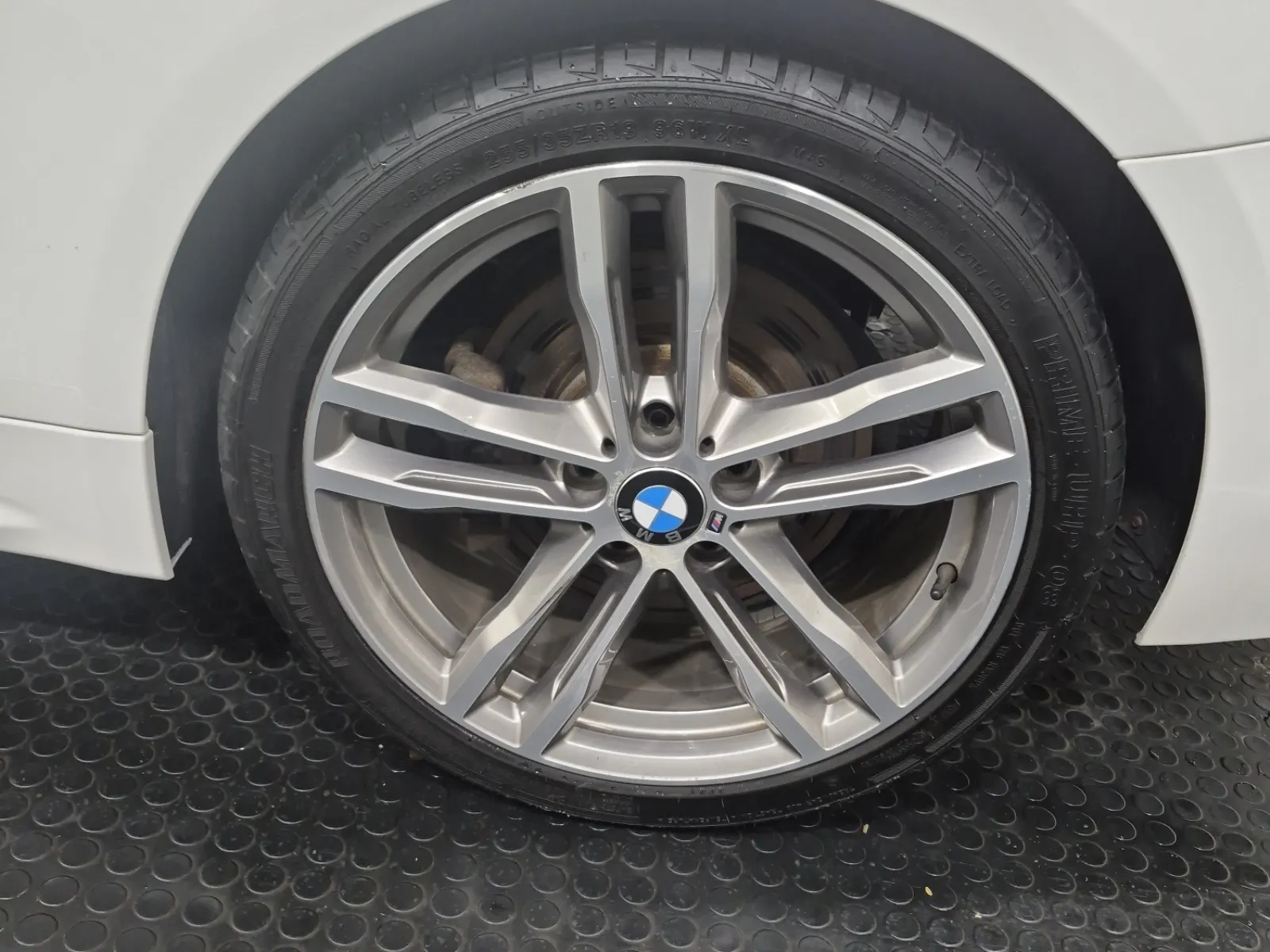 Left Rear Wheel/Tire Photo