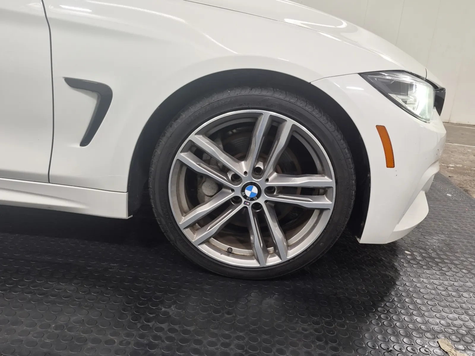 Right Front Wheel/Tire Photo