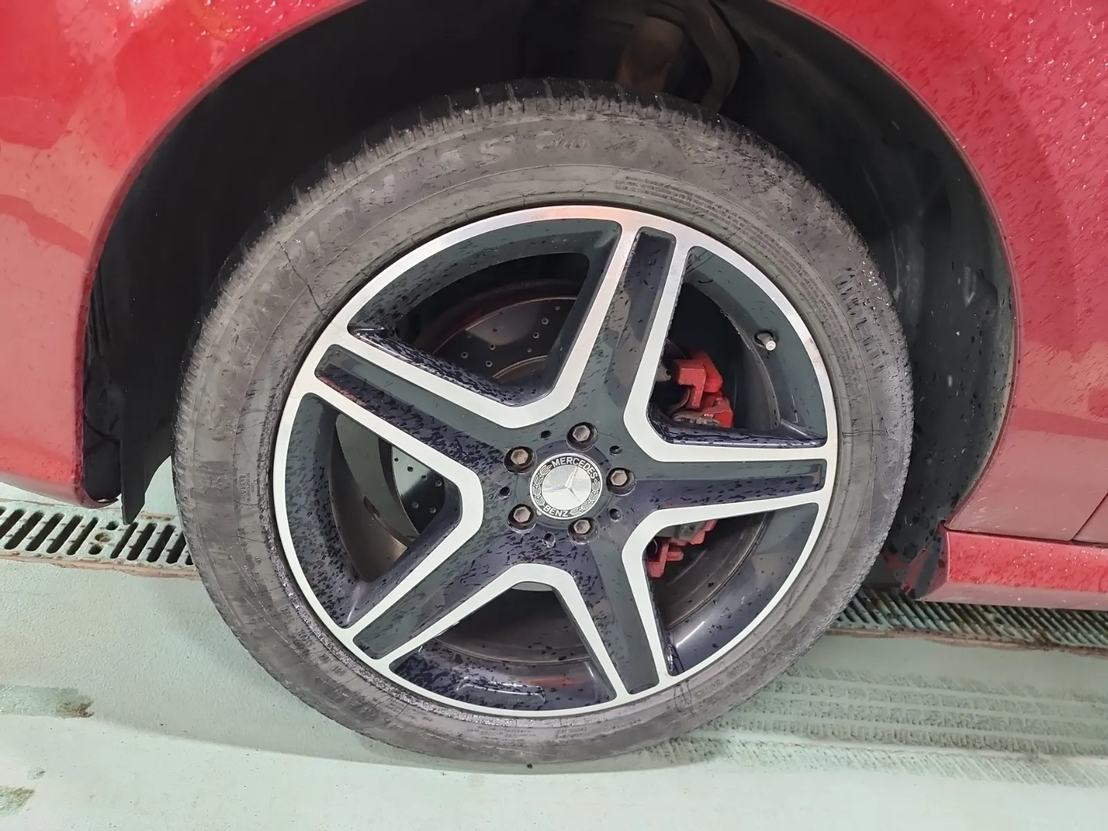 Front driver wheel/tire photo