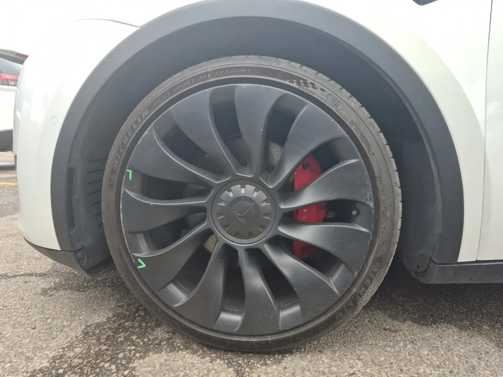 Front driver wheel/tire photo