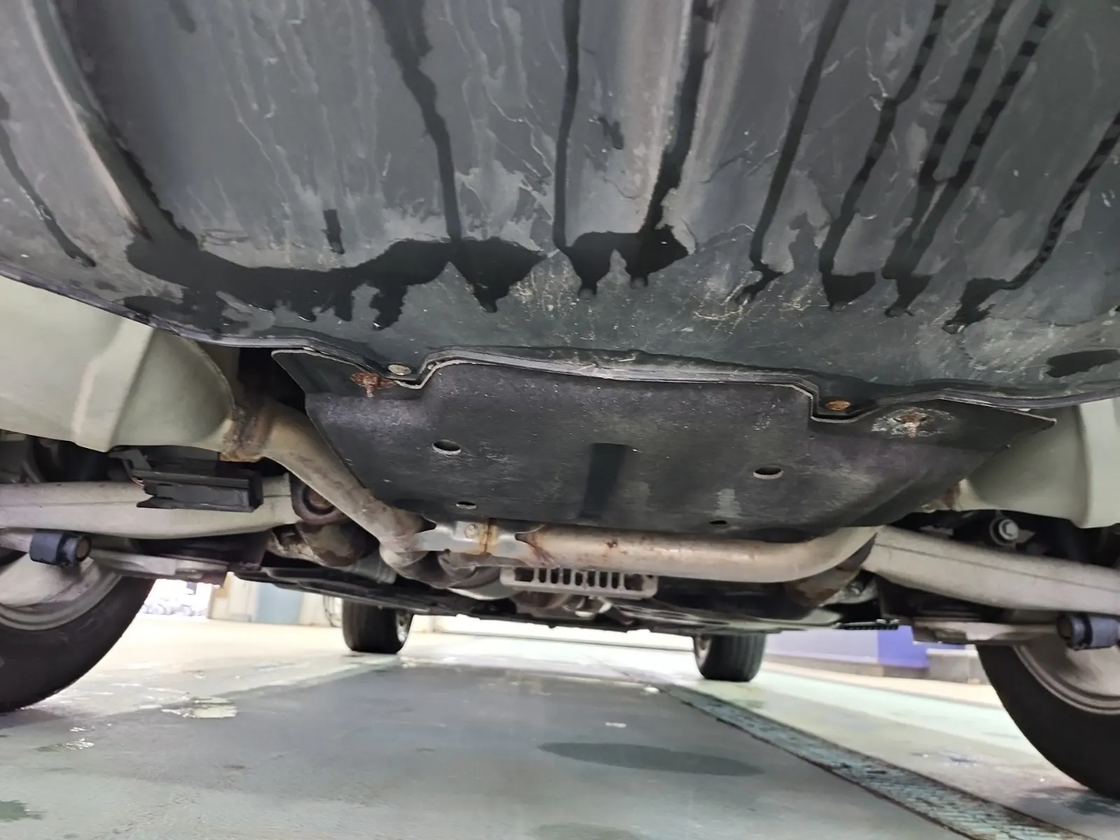 Undercarriage - Rear Photo