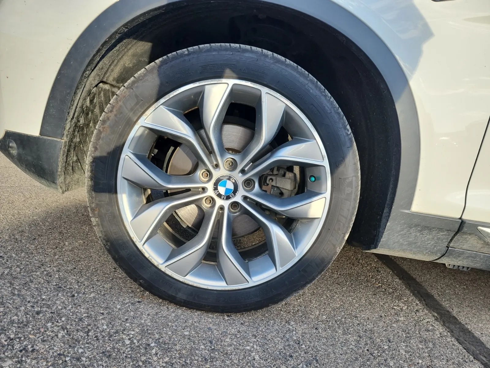 Front driver wheel/tire photo