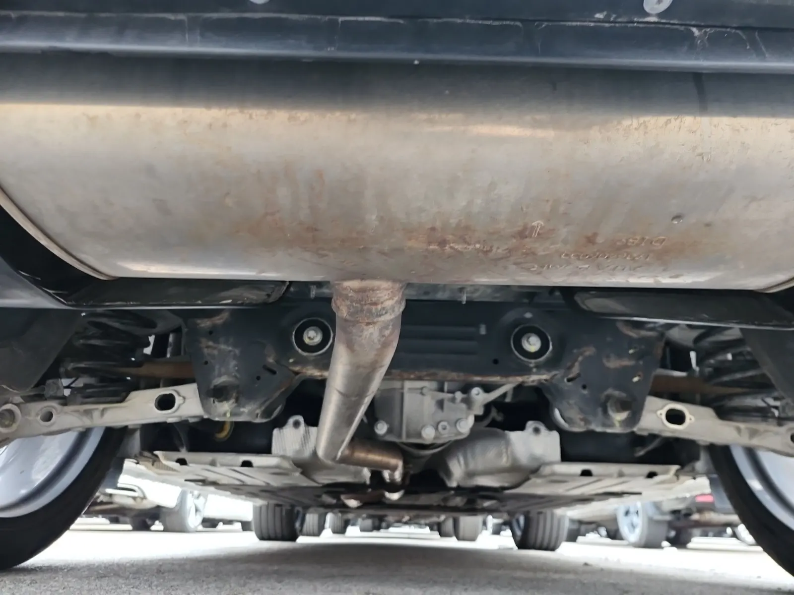 Undercarriage - Rear Photo
