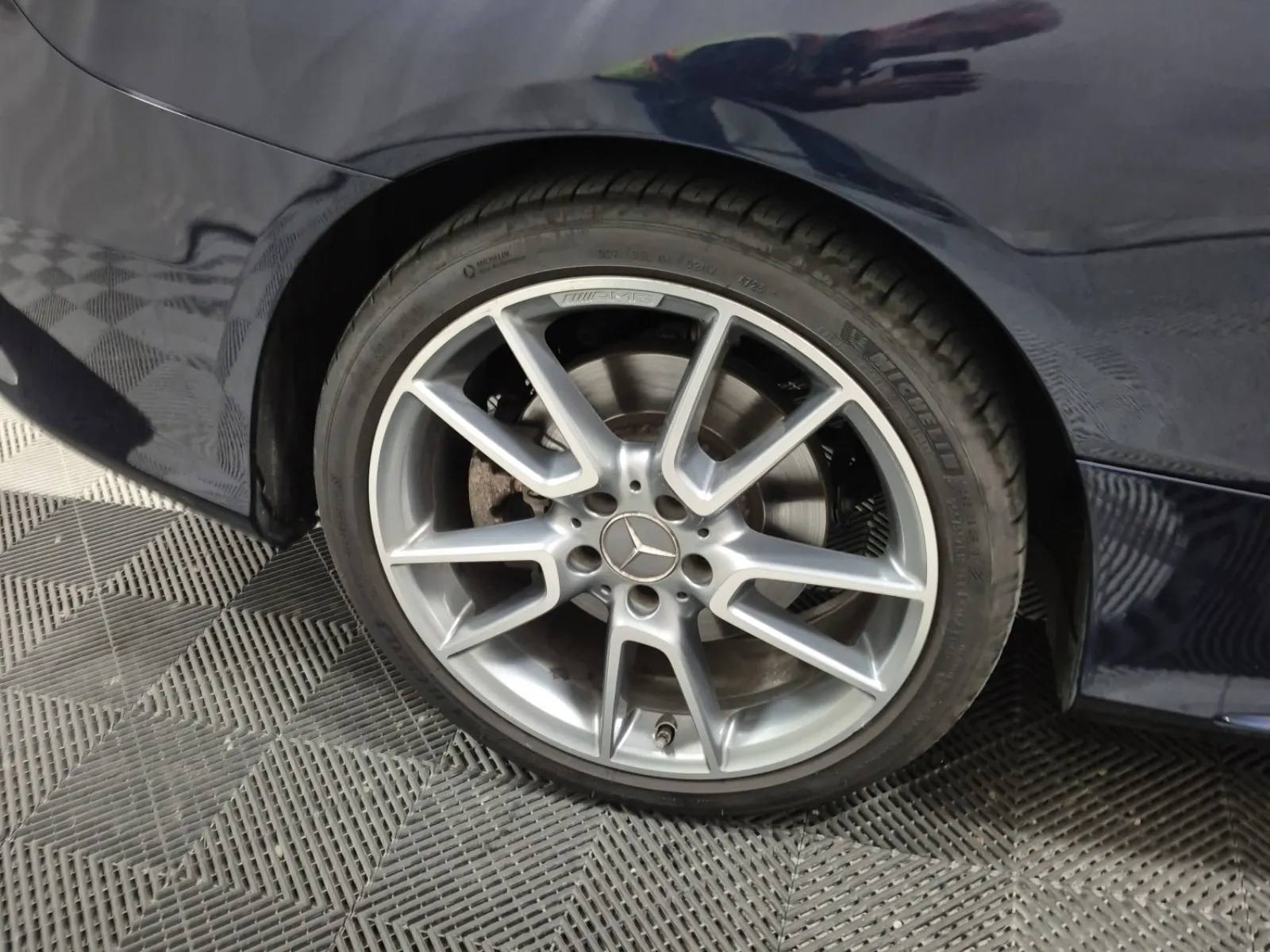 Right Rear Wheel/Tire Photo