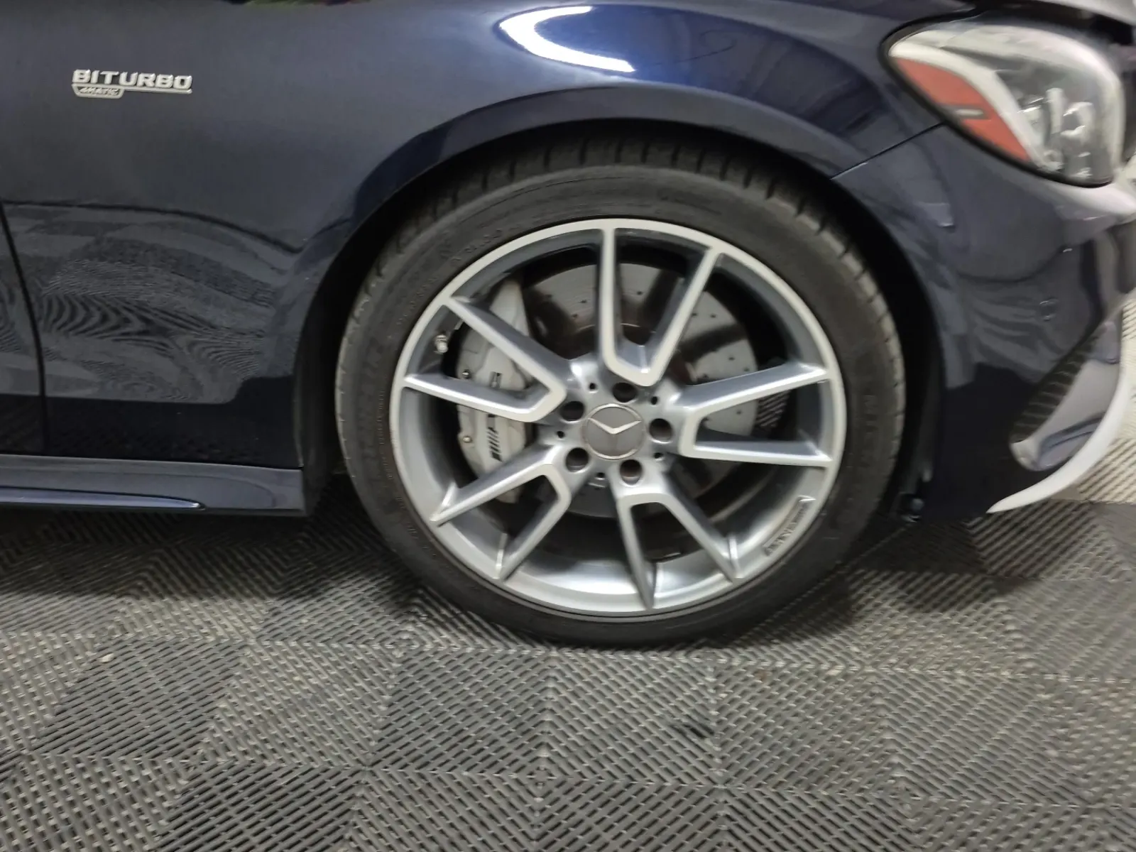 Right Front Wheel/Tire Photo