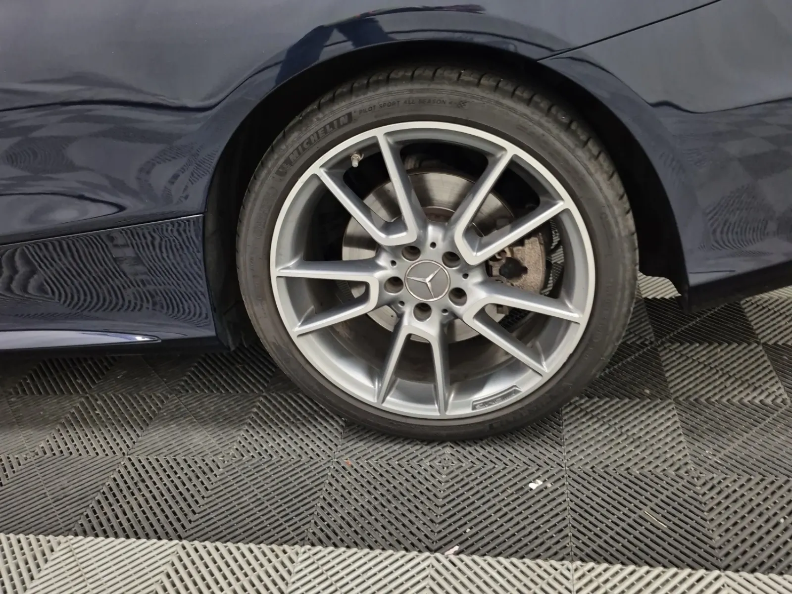 Left Rear Wheel/Tire Photo
