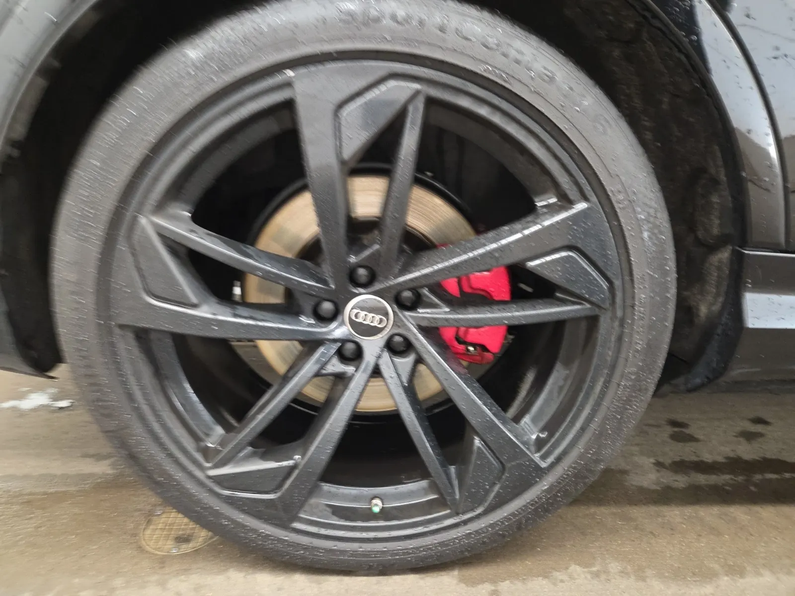 Right Rear Wheel/Tire Photo