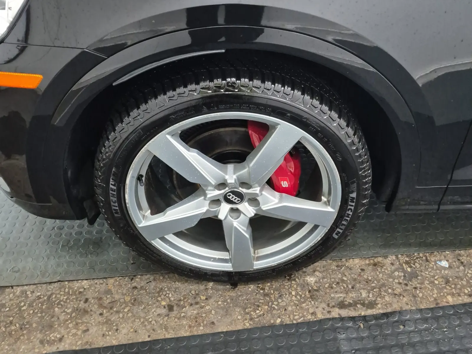 Front driver wheel/tire photo