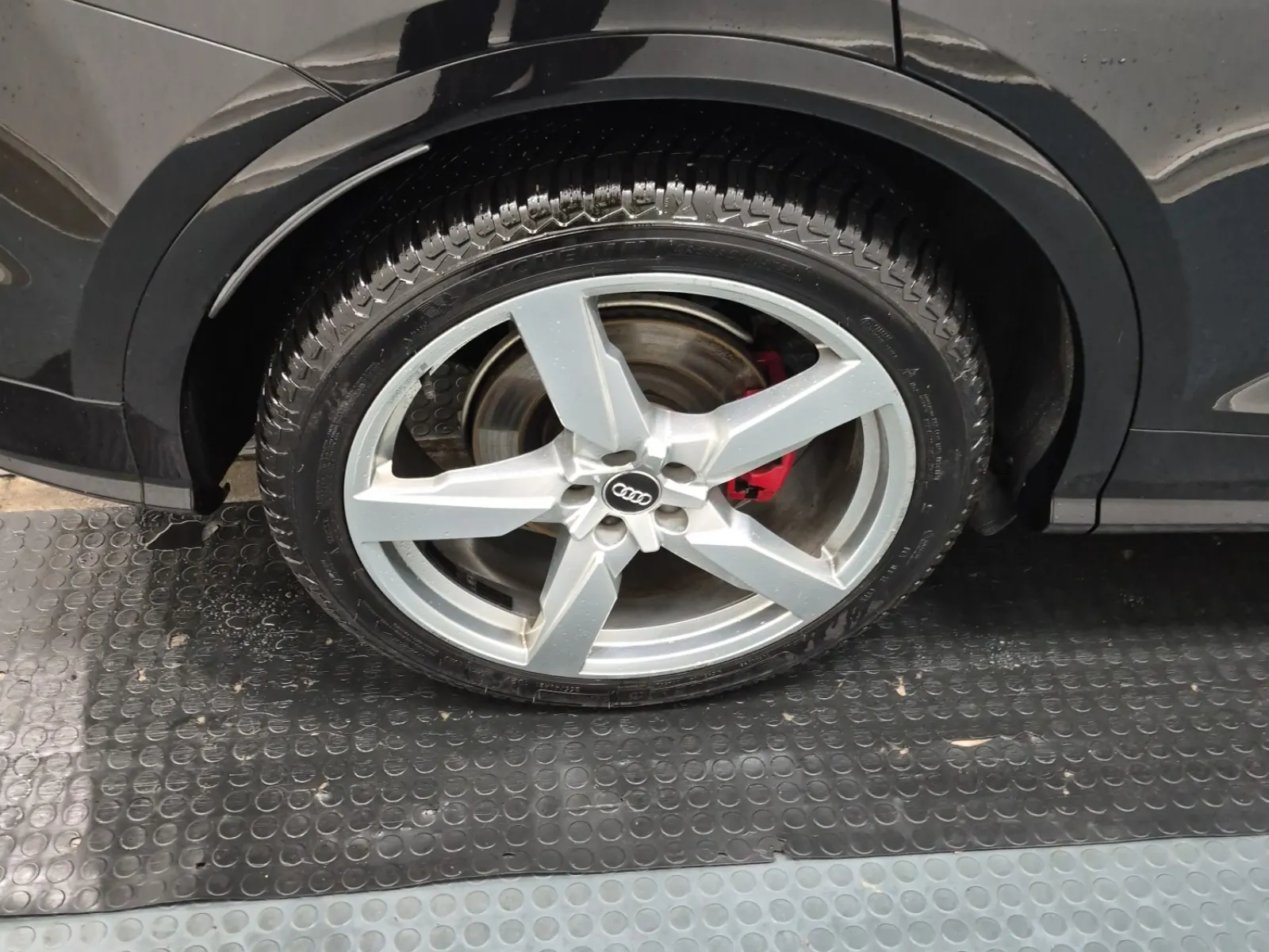 Right Rear Wheel/Tire Photo
