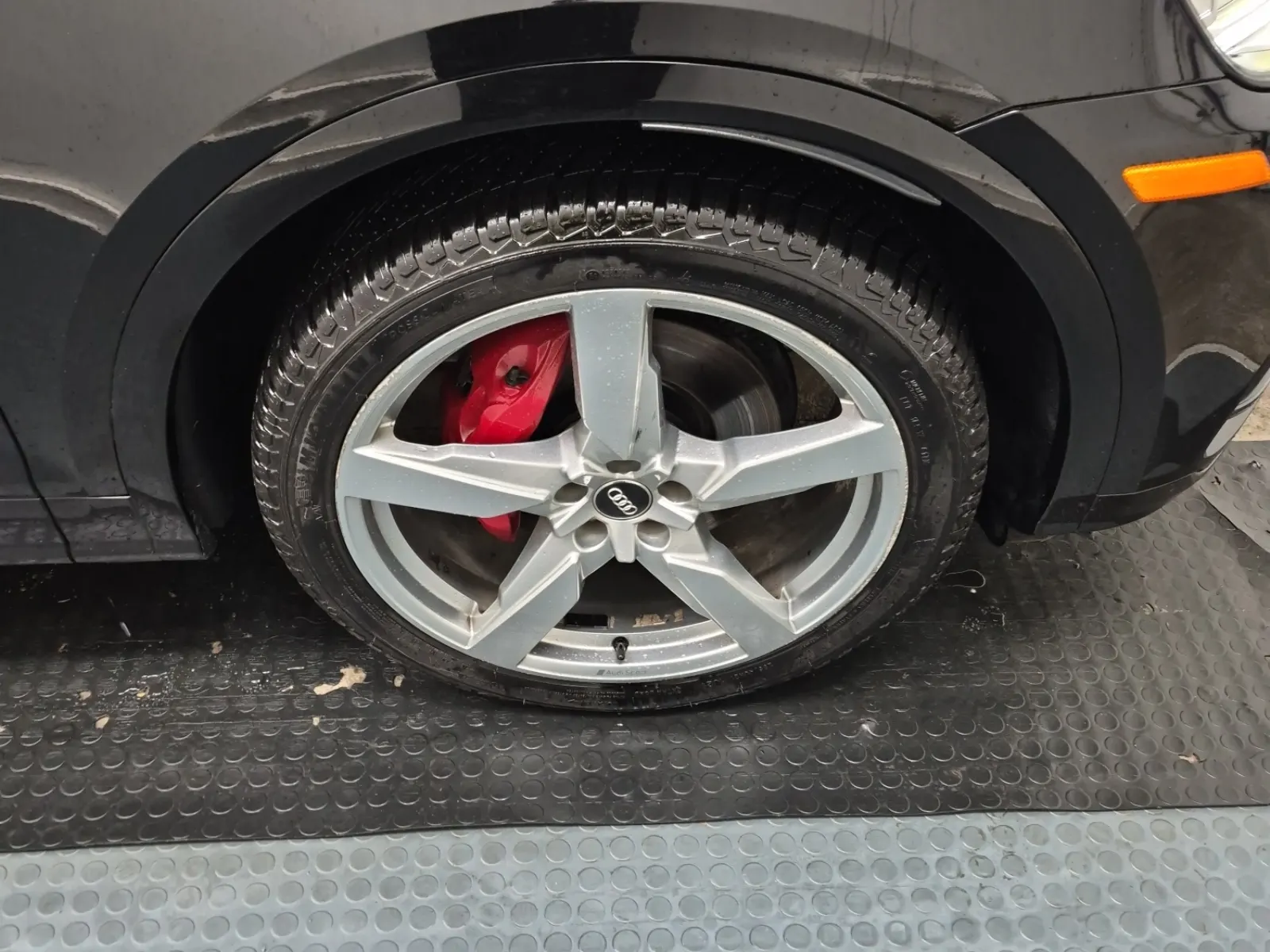 Right Front Wheel/Tire Photo