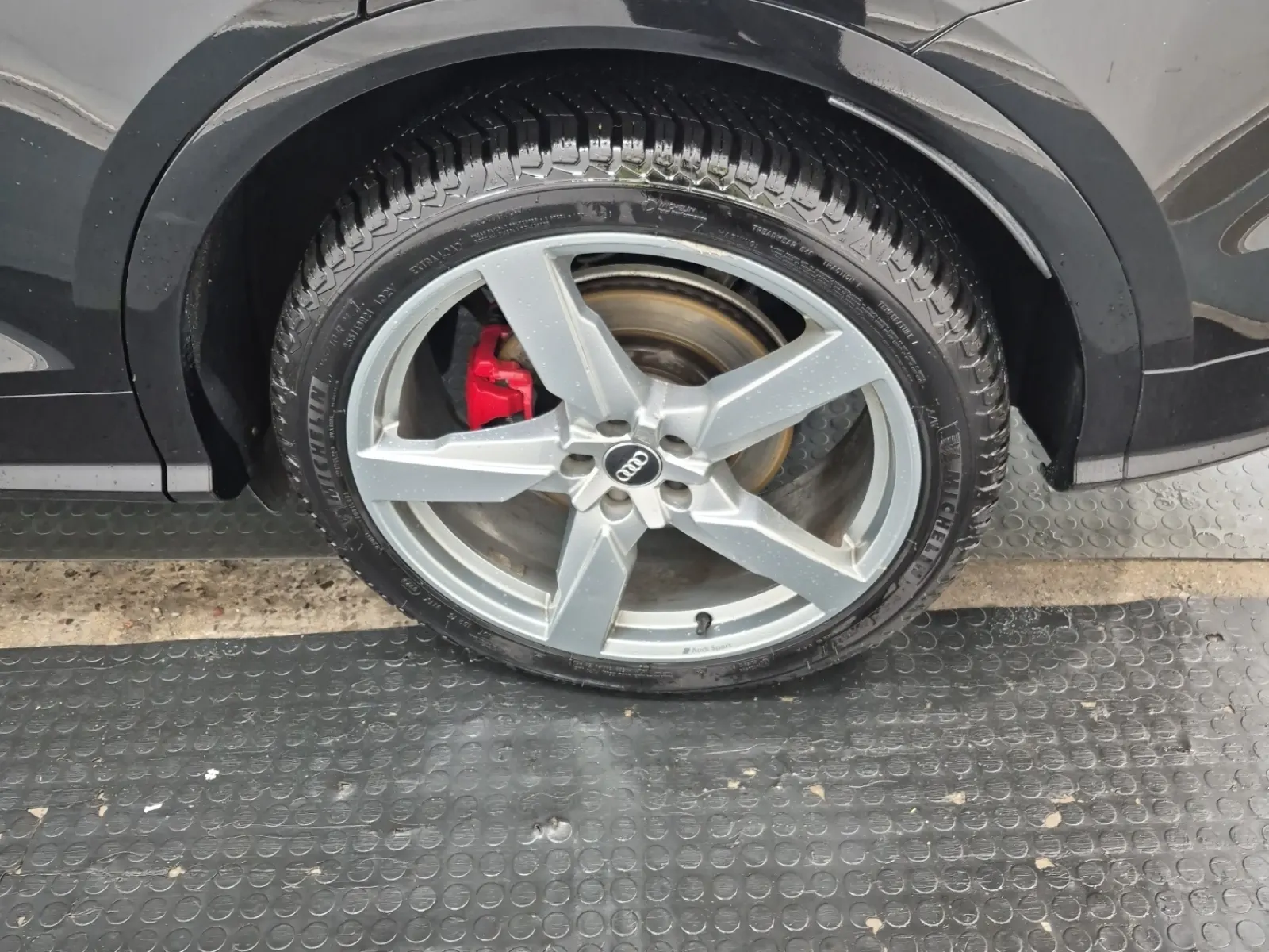Left Rear Wheel/Tire Photo
