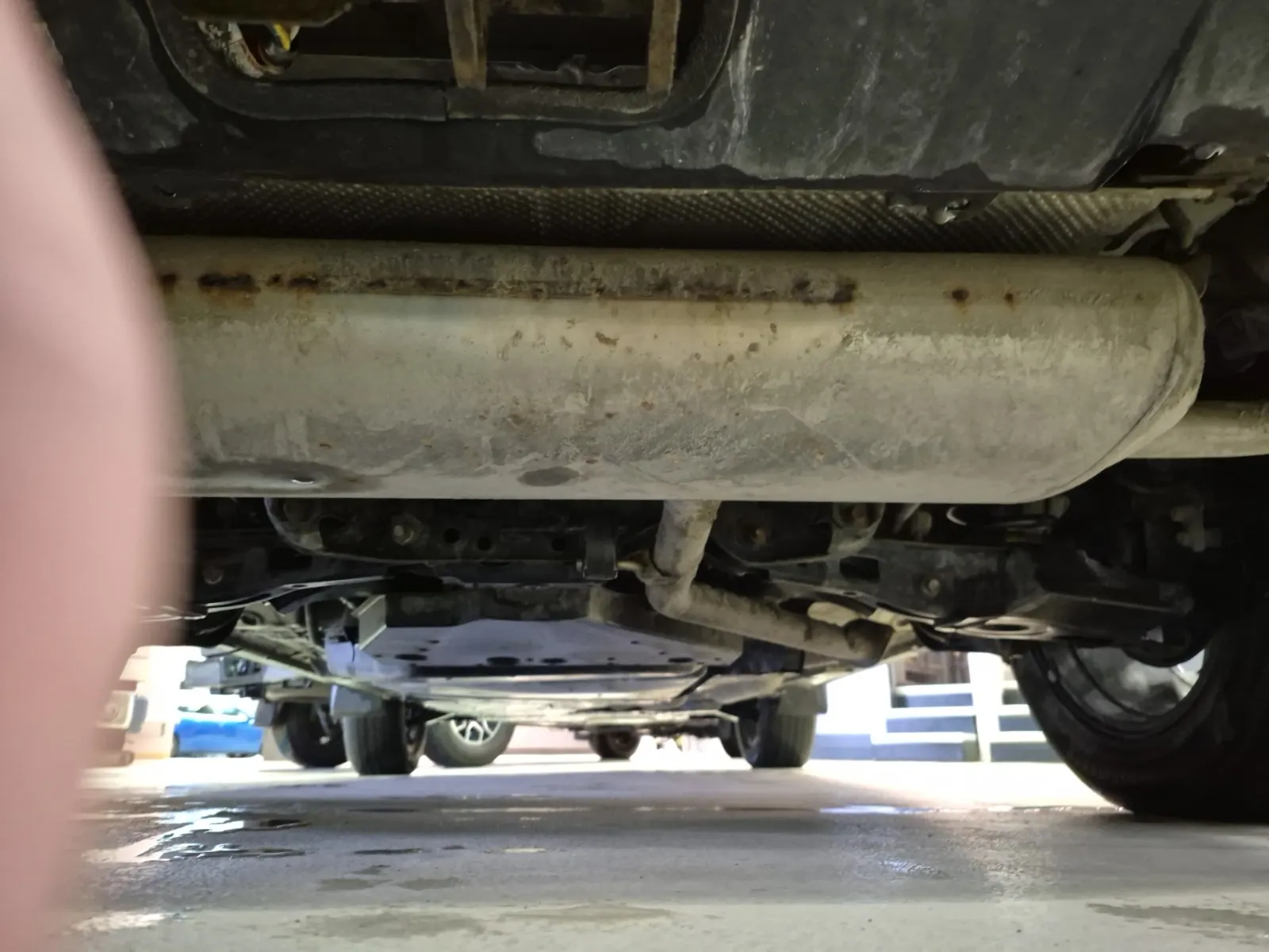 Undercarriage - Rear Photo