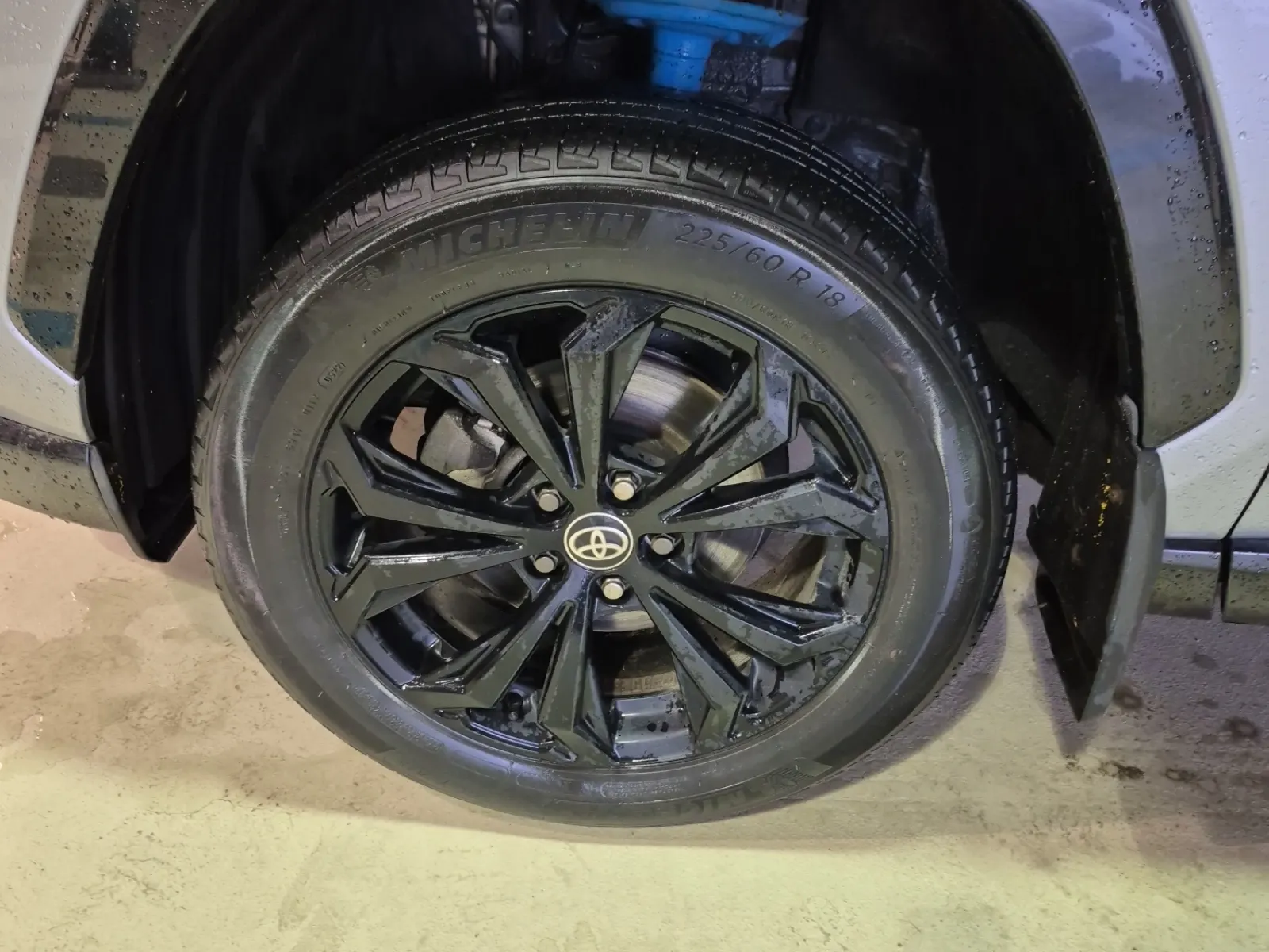 Front driver wheel/tire photo