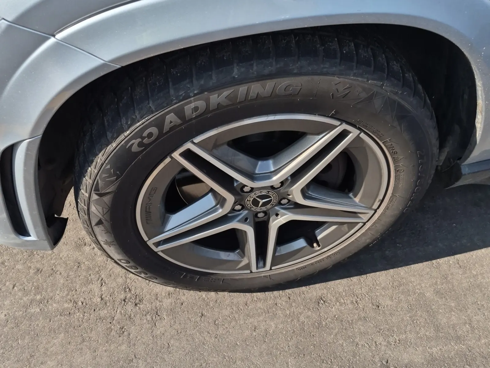 Front driver wheel/tire photo