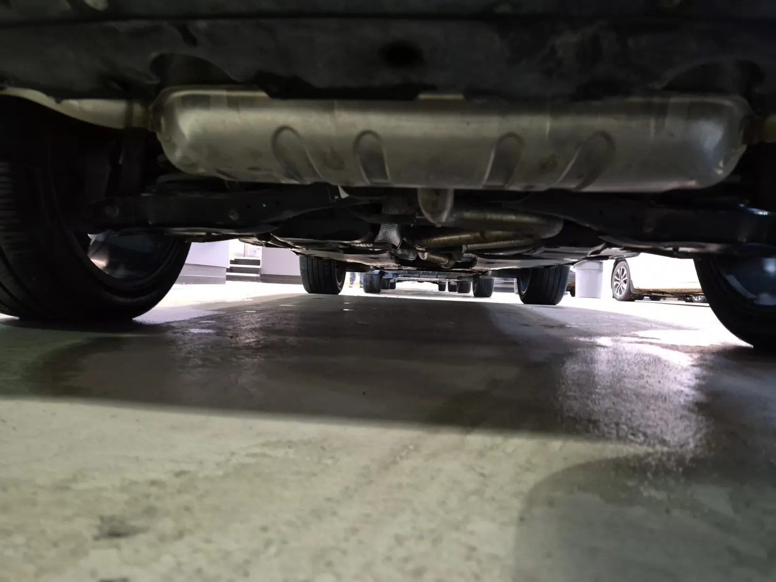 Undercarriage - Rear Photo