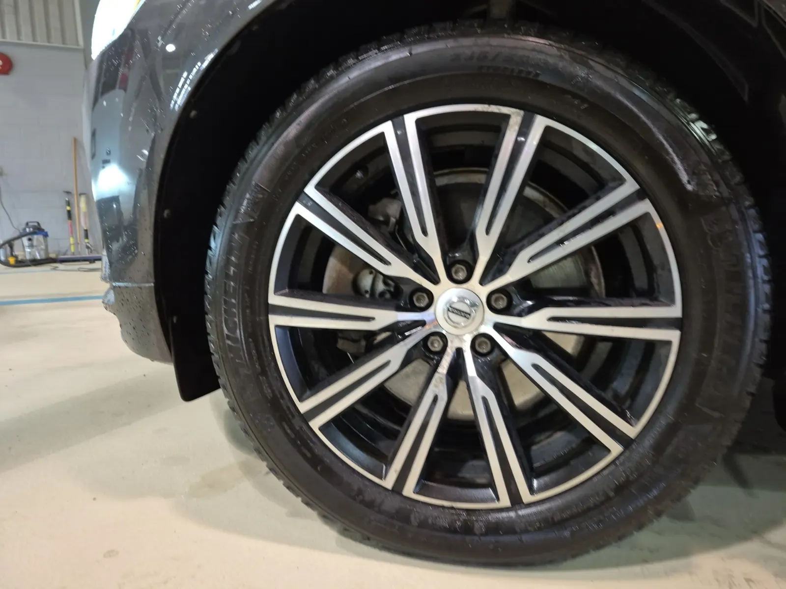 Front driver wheel/tire photo