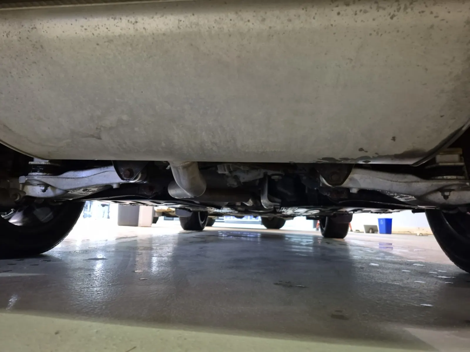 Undercarriage - Rear Photo