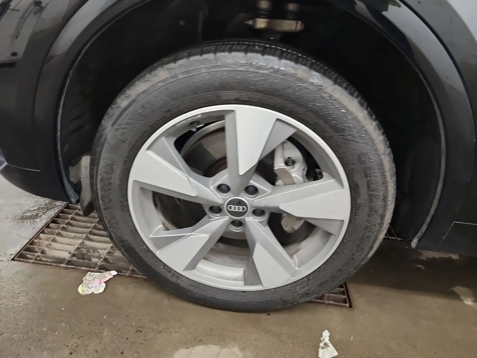 Front driver wheel/tire photo